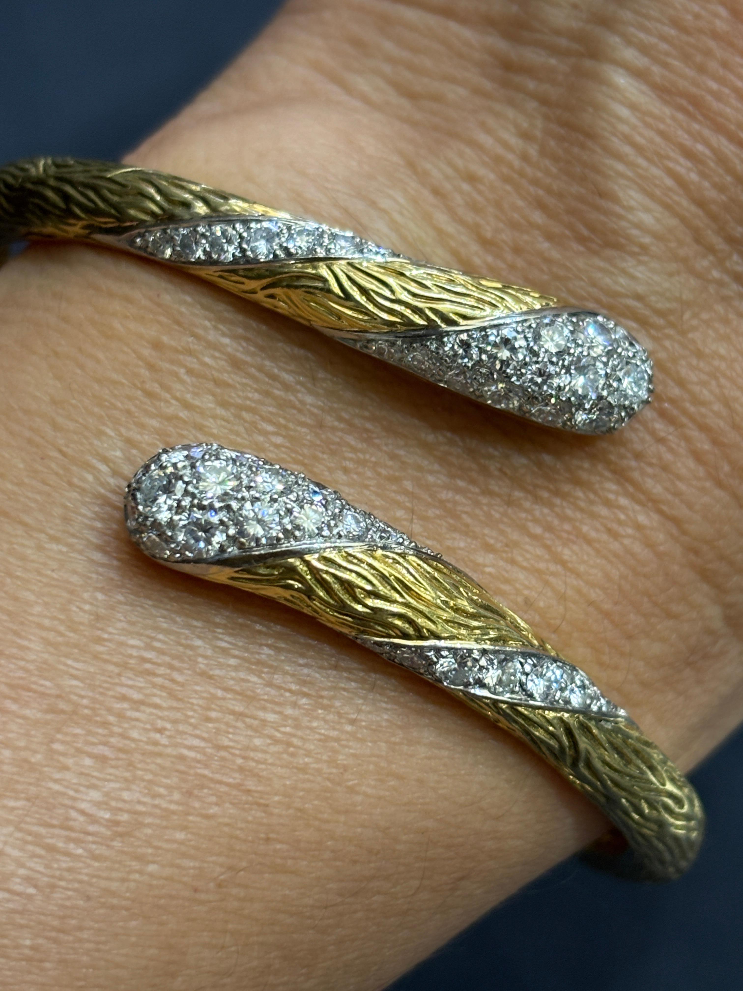 Contemporaneo Bangle asimmetrico in oro 18k e diamanti di Mauboussin del 1960 in vendita