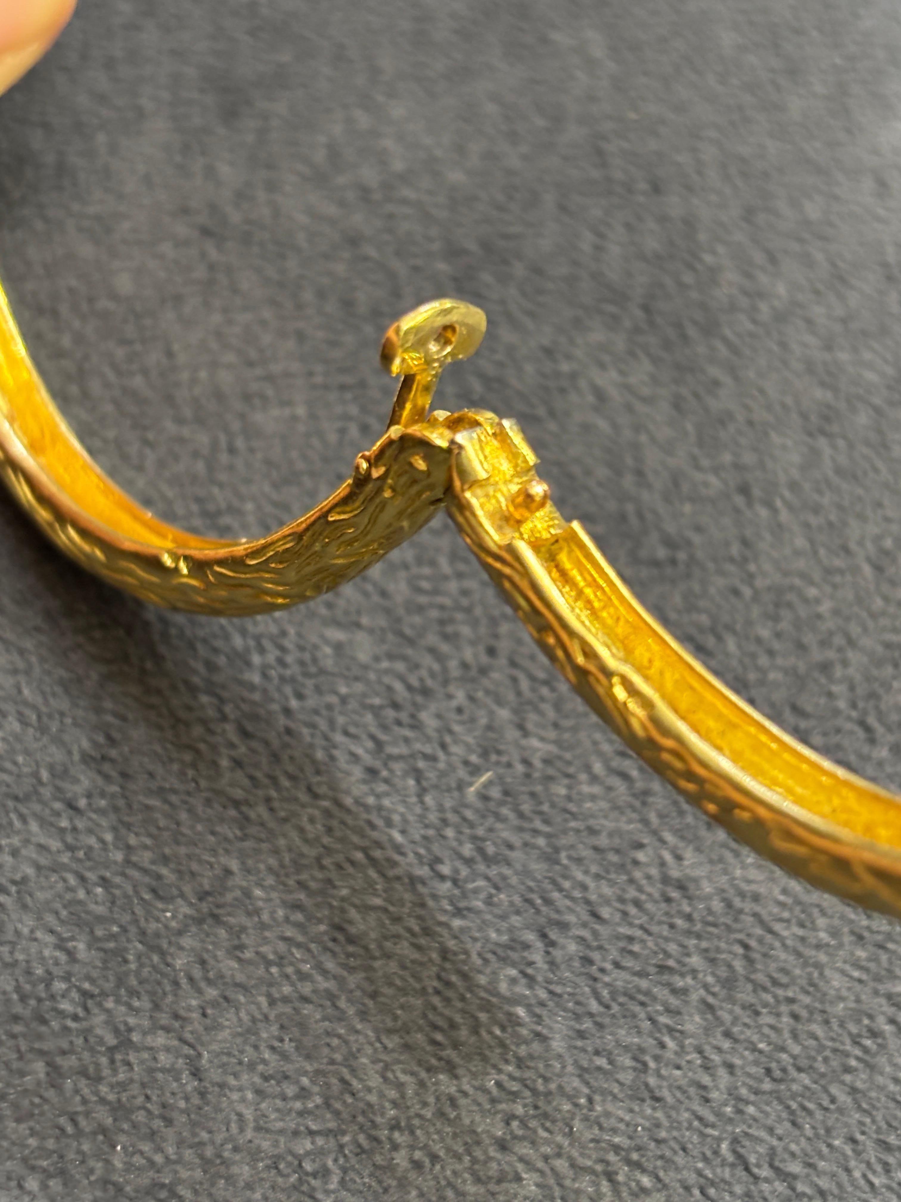 Taglio rotondo Bangle asimmetrico in oro 18k e diamanti di Mauboussin del 1960 in vendita