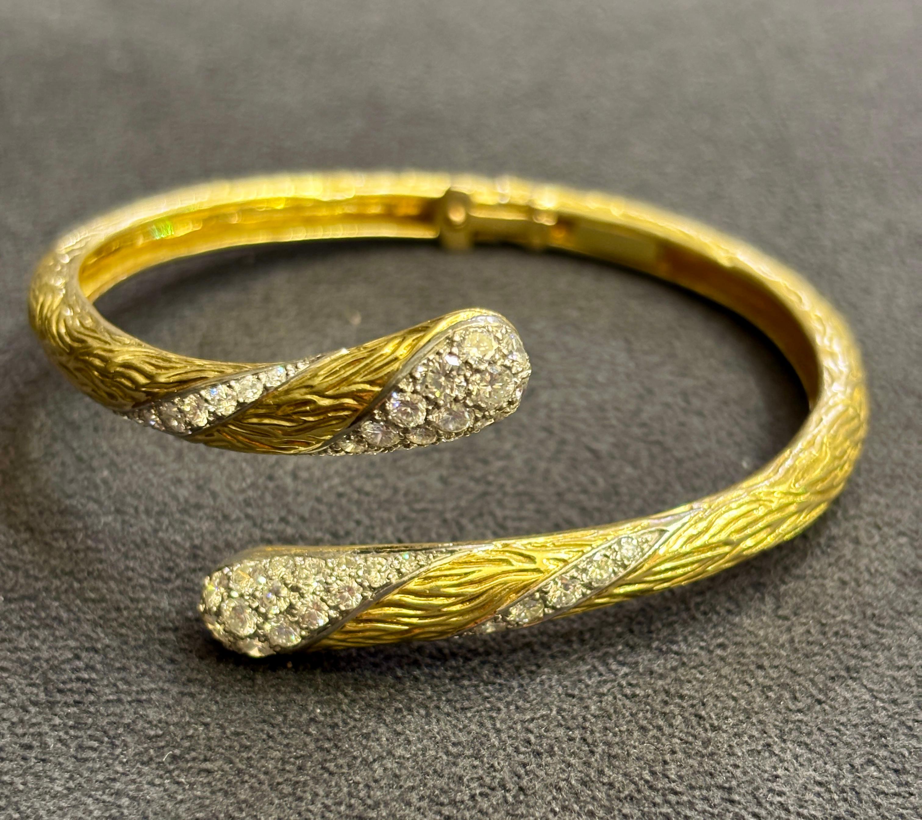 Bangle asimmetrico in oro 18k e diamanti di Mauboussin del 1960 in vendita 1