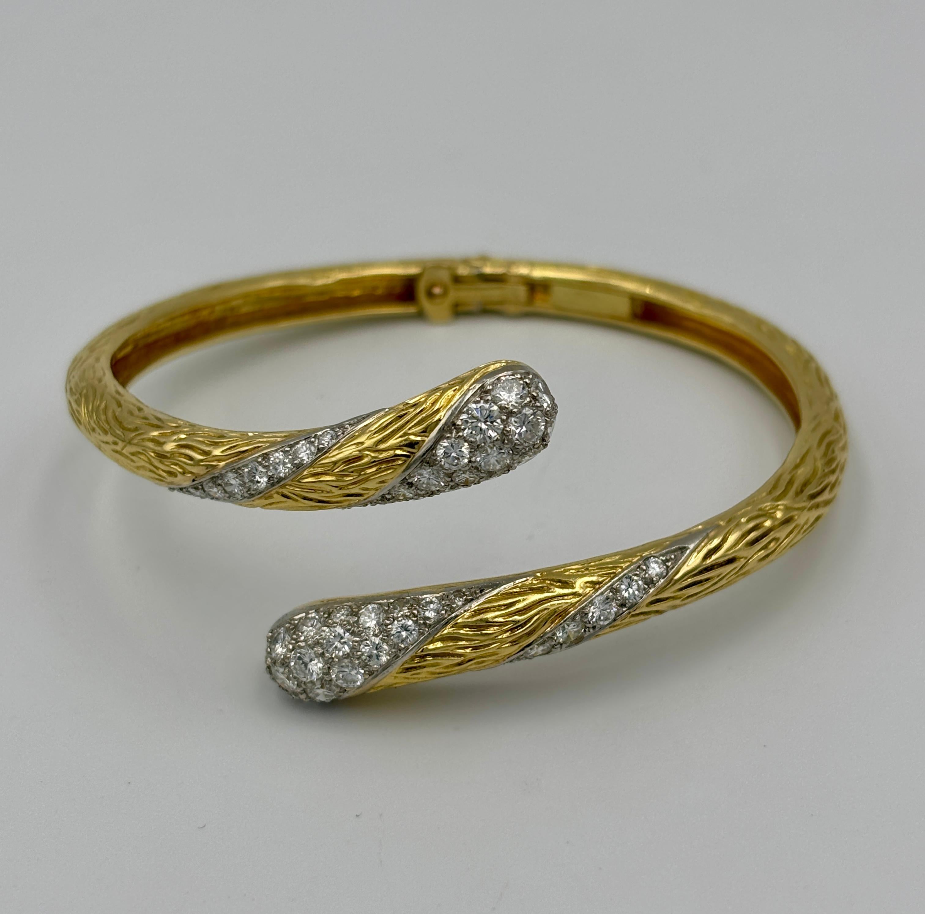 Bangle asimmetrico in oro 18k e diamanti di Mauboussin del 1960 in vendita 3