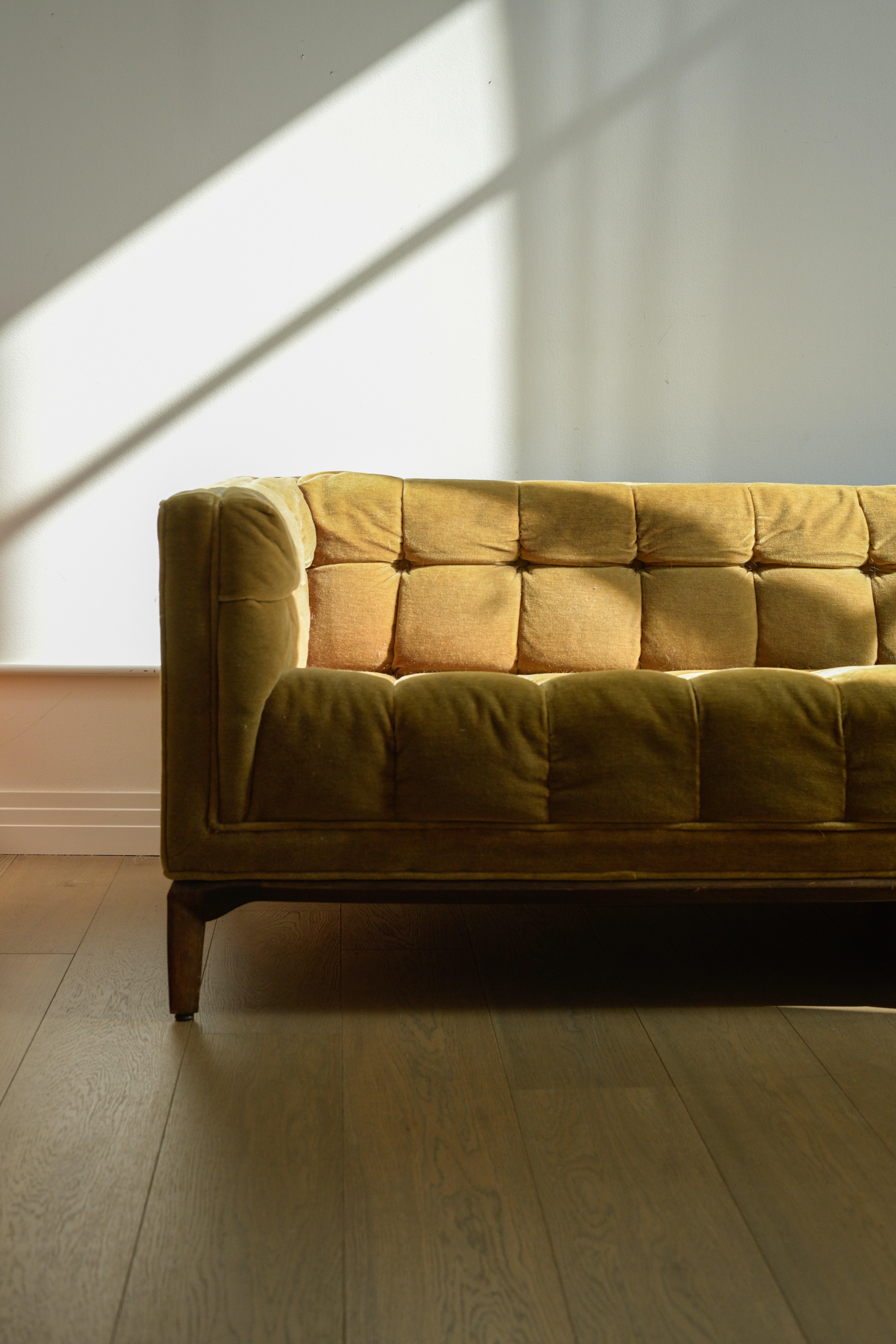 Divano in velluto schiacciato con inserti in biscuit di Maurice Bailey per Monteverdi-Young del 1960 in vendita 3