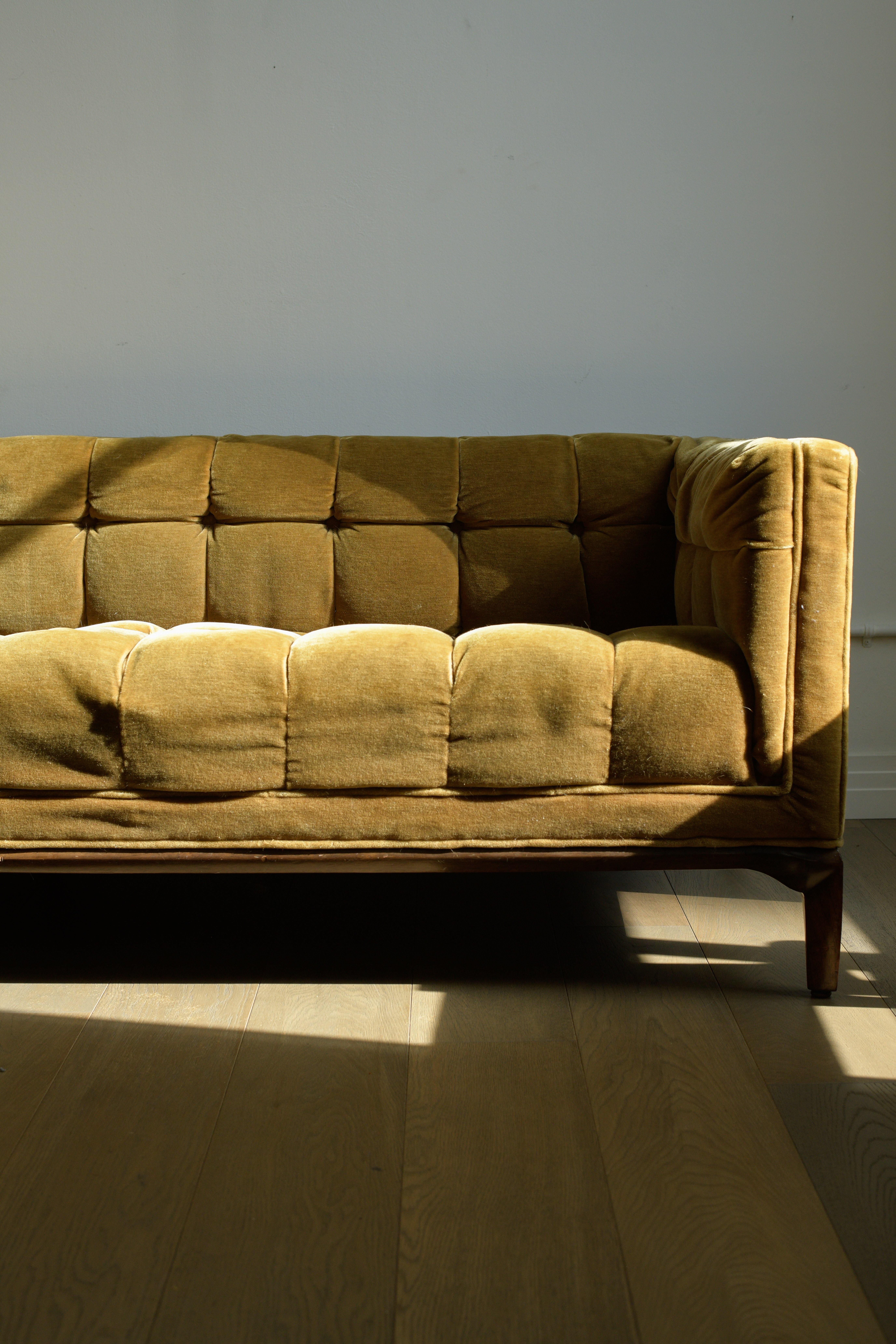 Divano in velluto schiacciato con inserti in biscuit di Maurice Bailey per Monteverdi-Young del 1960 in vendita 4