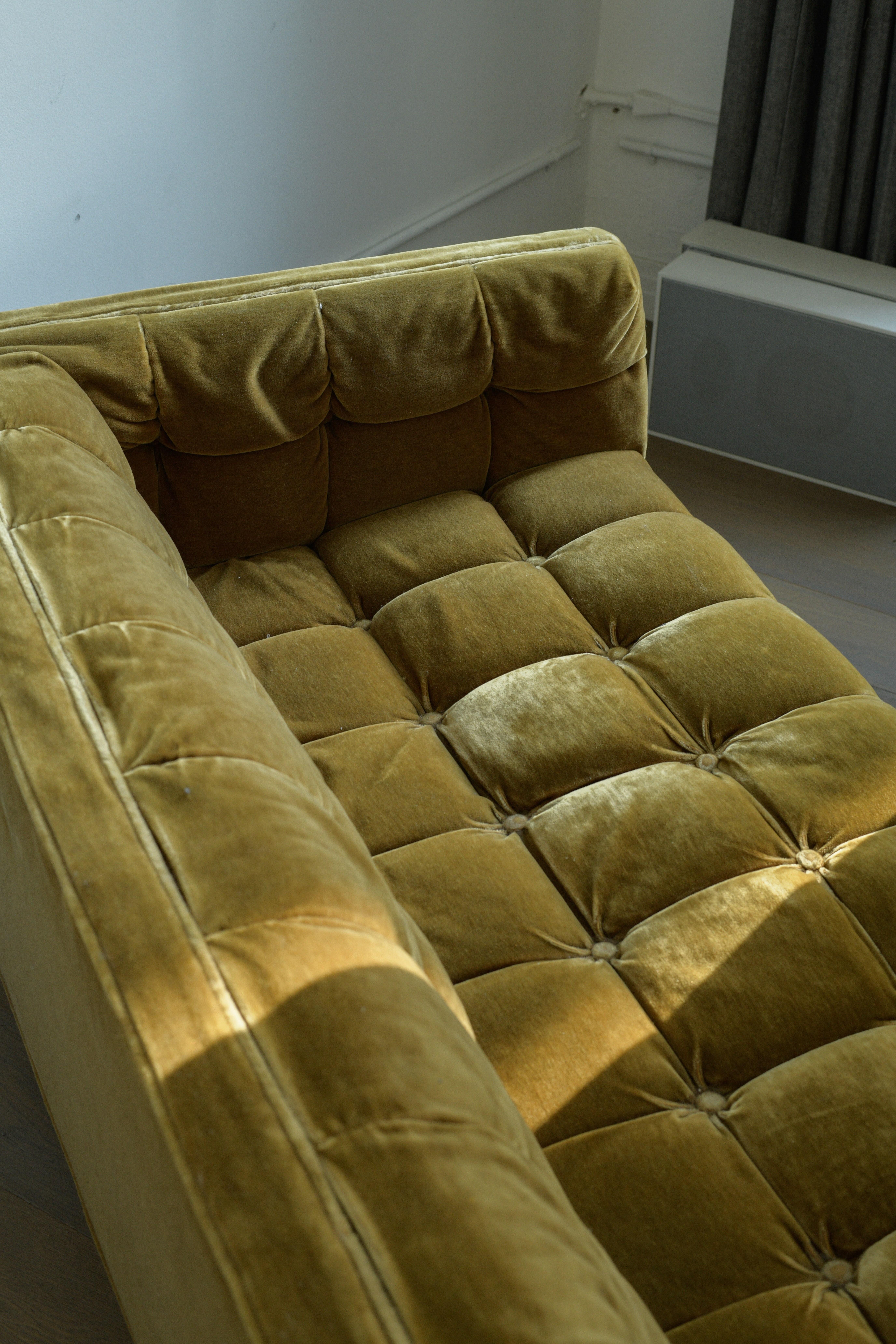 Divano in velluto schiacciato con inserti in biscuit di Maurice Bailey per Monteverdi-Young del 1960 in vendita 5