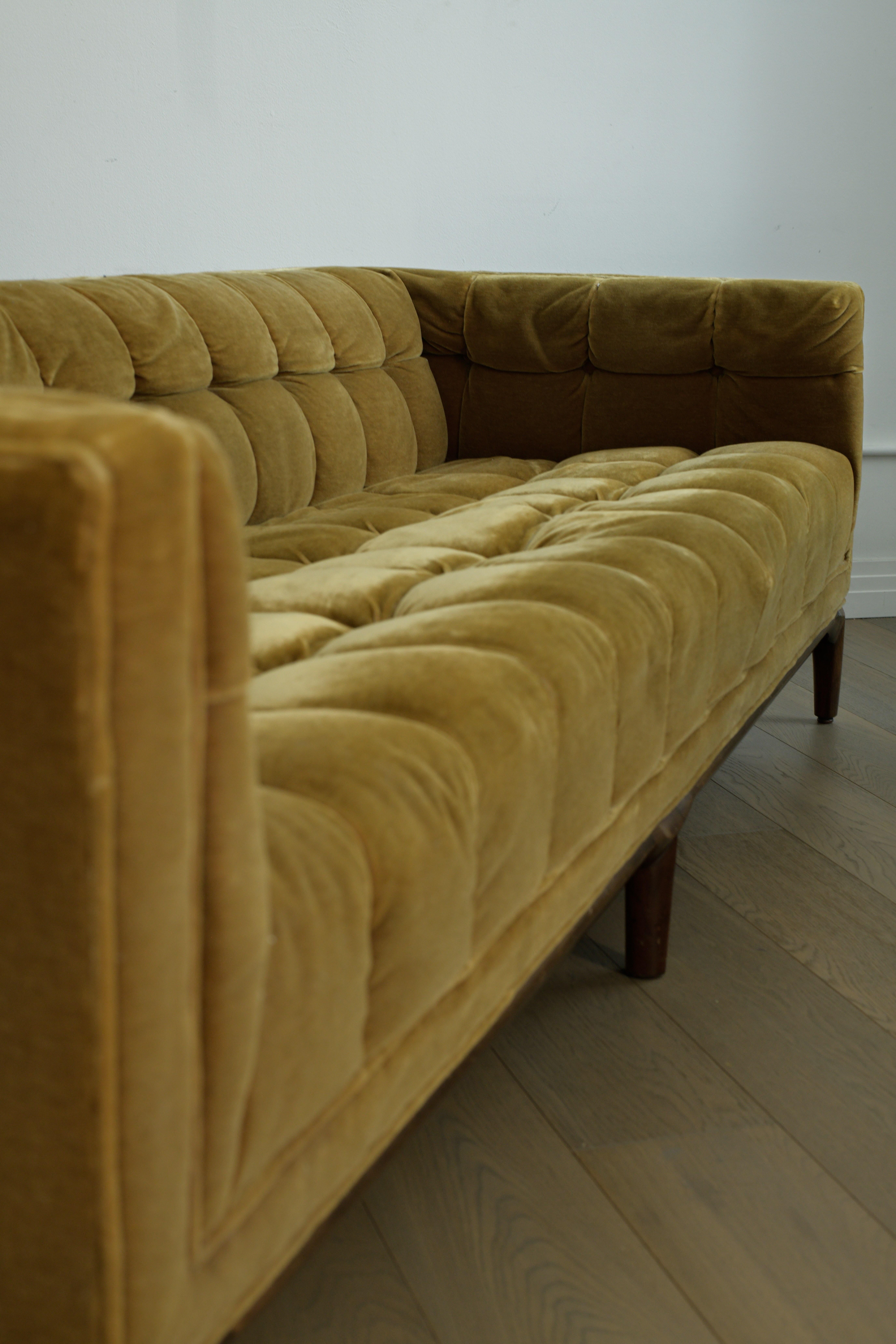 Divano in velluto schiacciato con inserti in biscuit di Maurice Bailey per Monteverdi-Young del 1960 in vendita 6