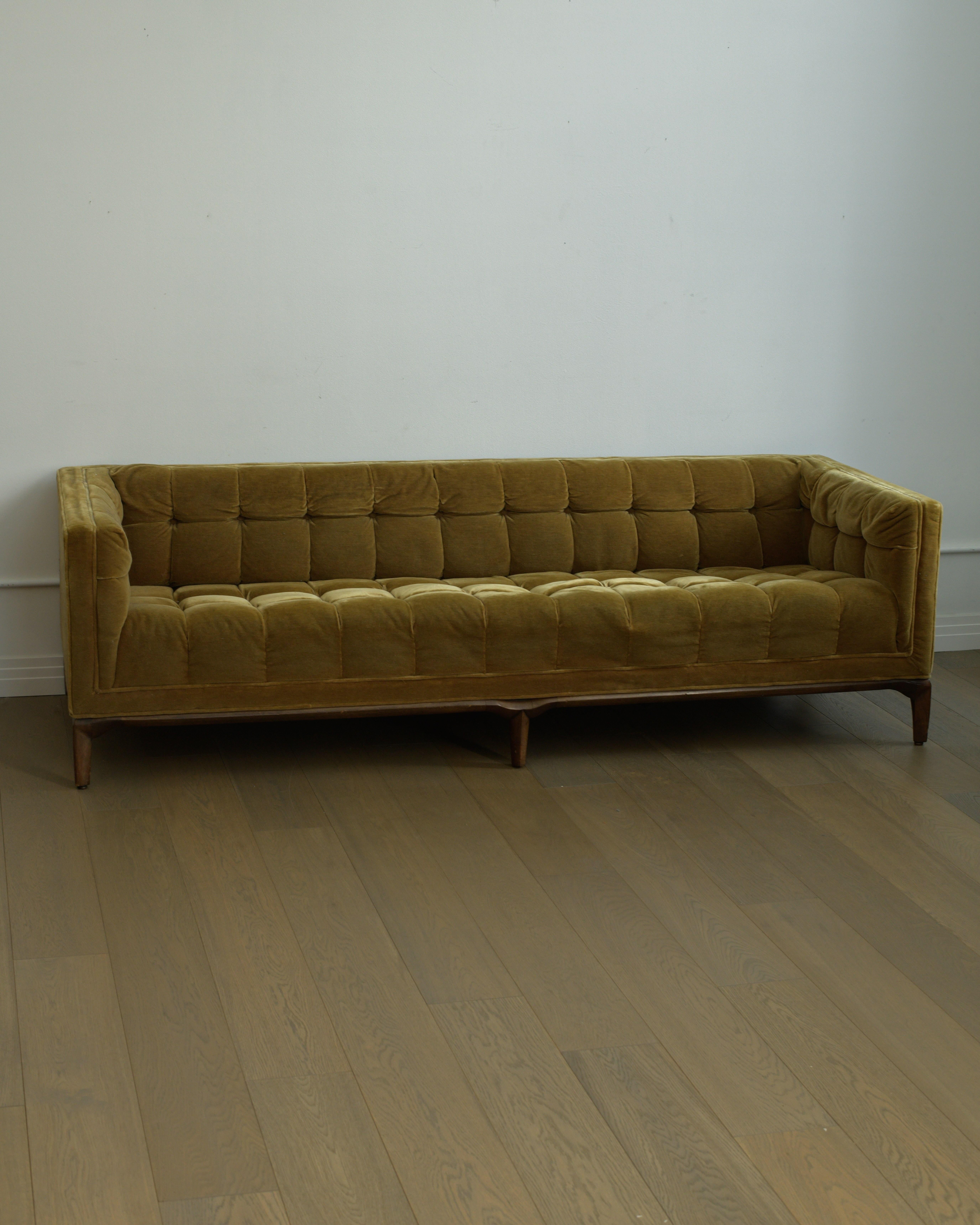 Mid-Century moderno Divano in velluto schiacciato con inserti in biscuit di Maurice Bailey per Monteverdi-Young del 1960 in vendita