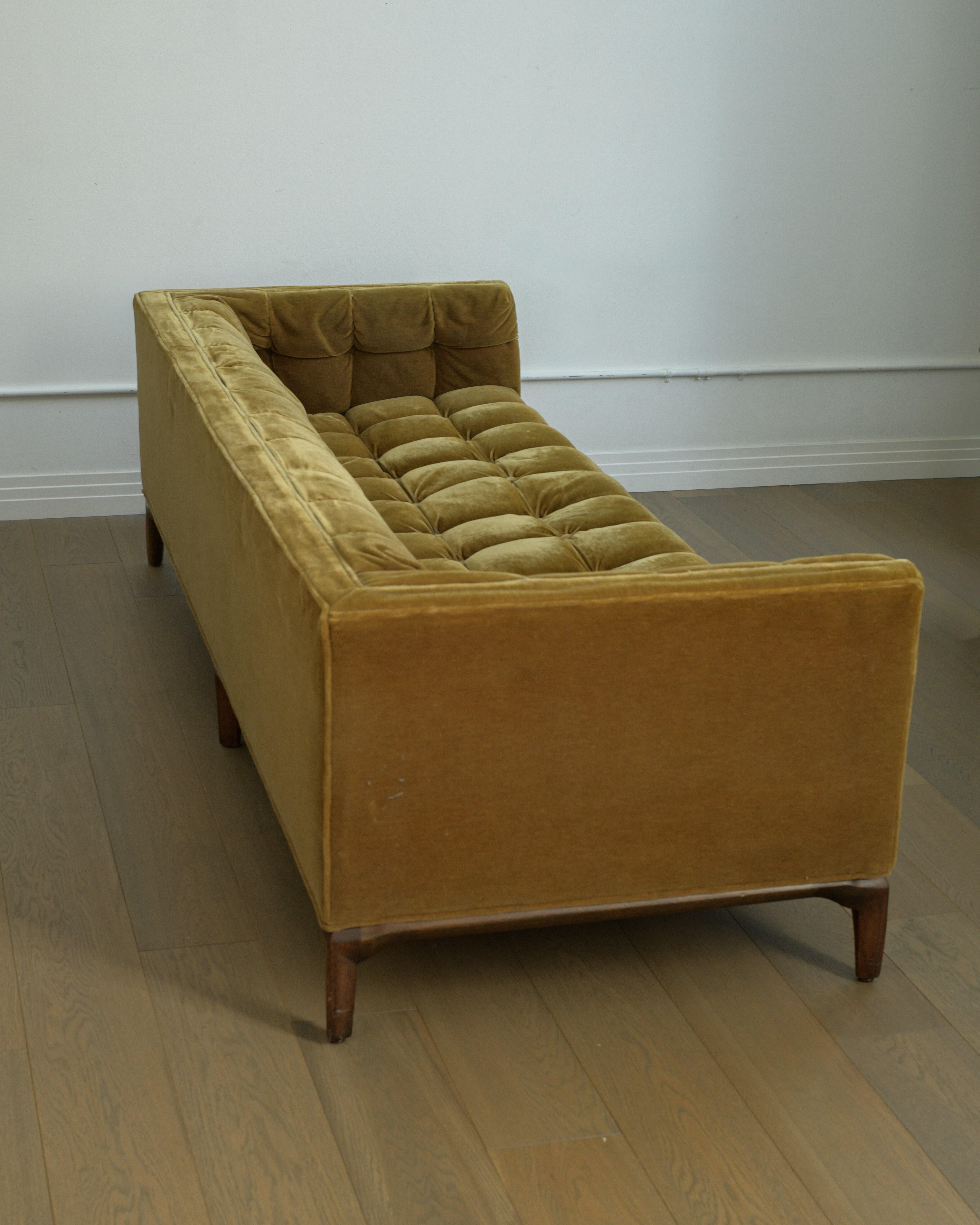 Americano Divano in velluto schiacciato con inserti in biscuit di Maurice Bailey per Monteverdi-Young del 1960 in vendita