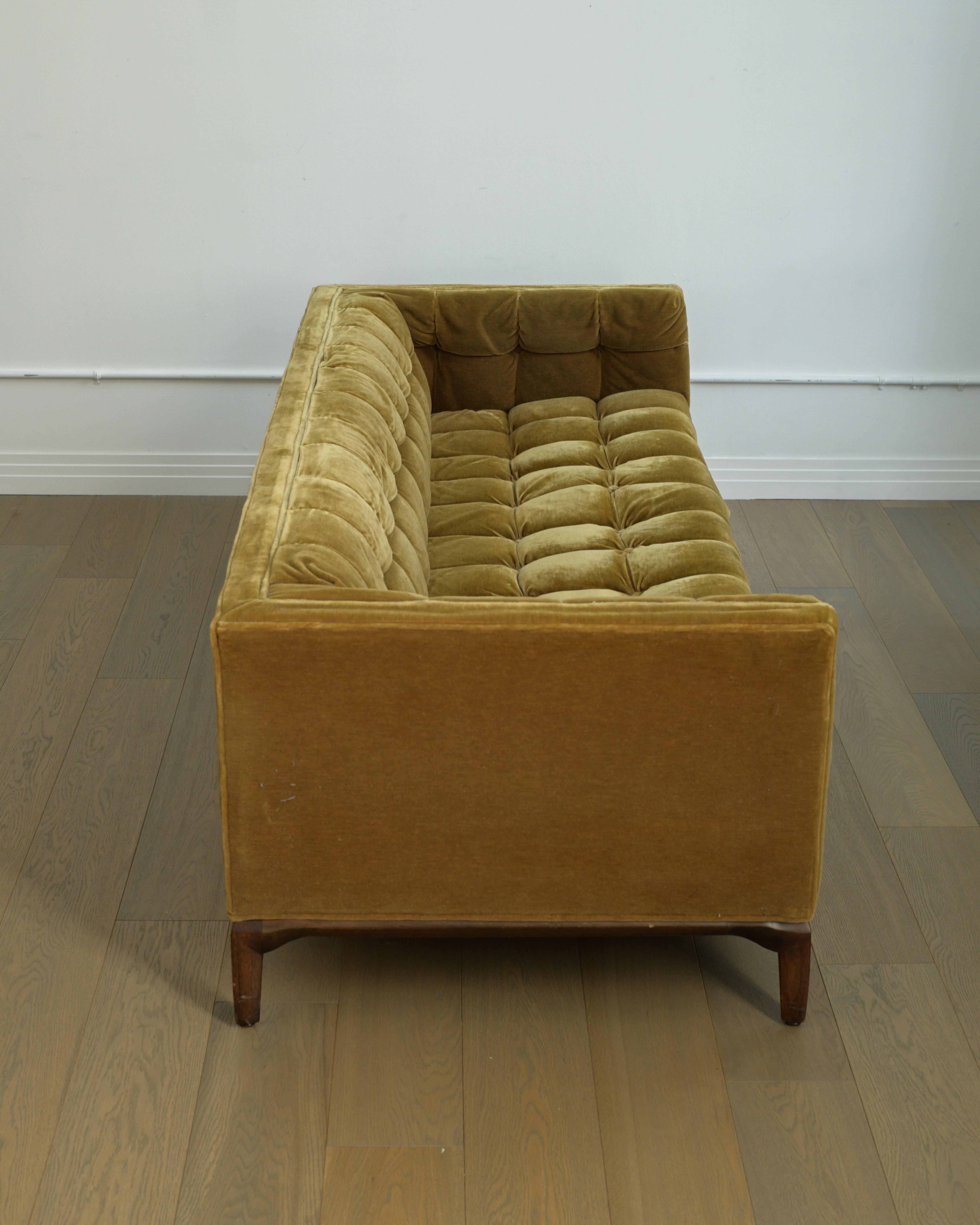 Divano in velluto schiacciato con inserti in biscuit di Maurice Bailey per Monteverdi-Young del 1960 In condizioni buone in vendita a Los Angeles, CA