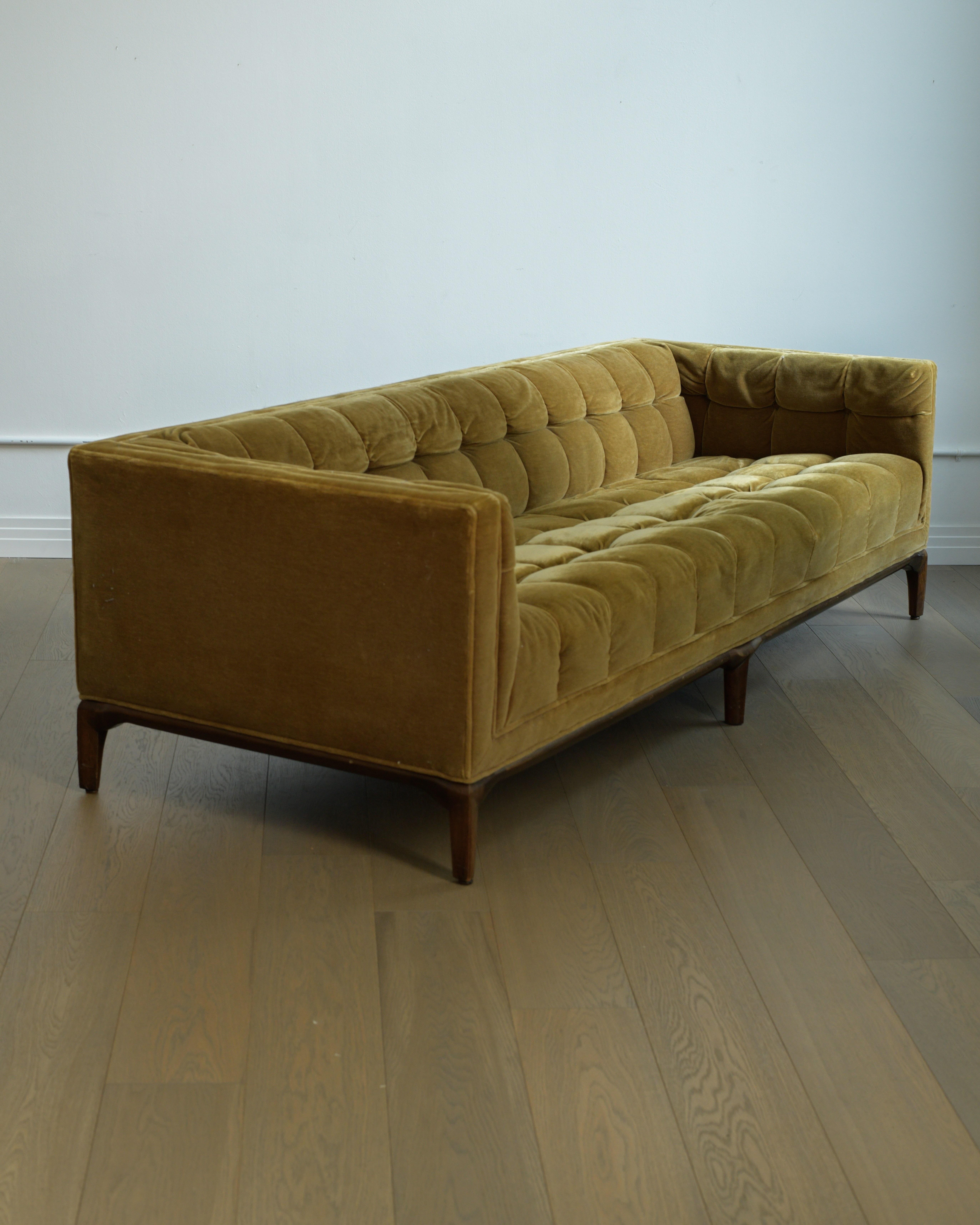 Metà XX secolo Divano in velluto schiacciato con inserti in biscuit di Maurice Bailey per Monteverdi-Young del 1960 in vendita