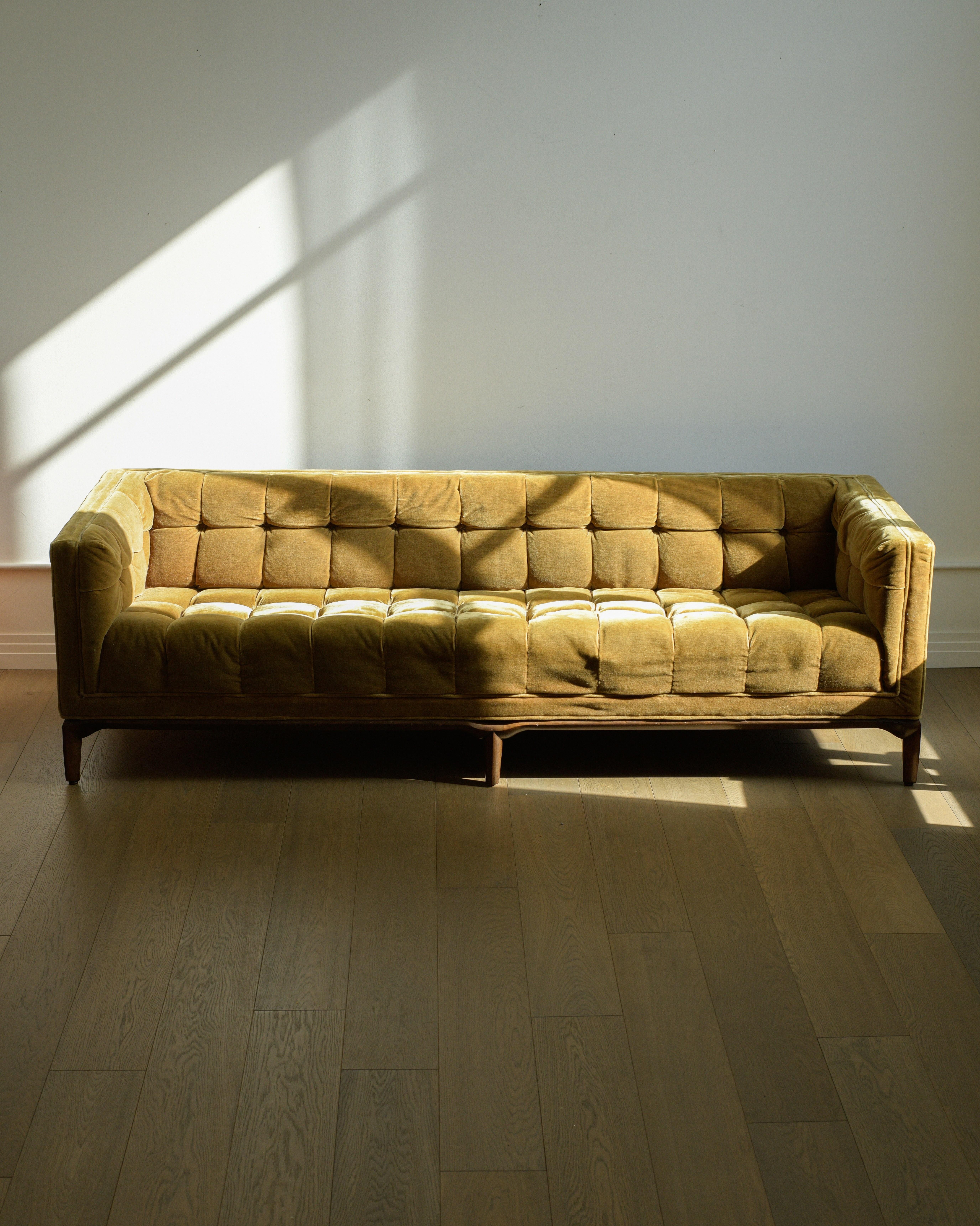 Velluto Divano in velluto schiacciato con inserti in biscuit di Maurice Bailey per Monteverdi-Young del 1960 in vendita