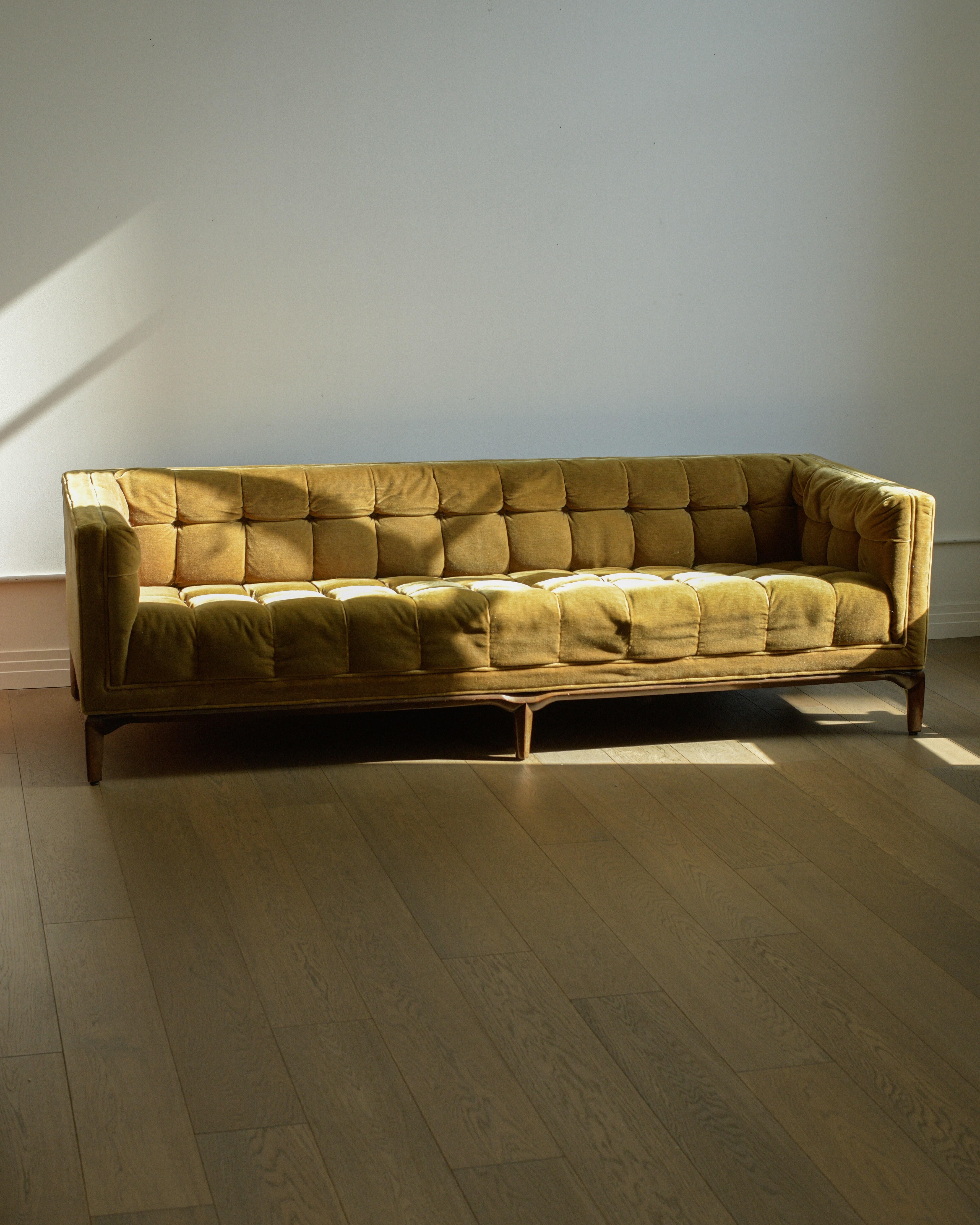 Divano in velluto schiacciato con inserti in biscuit di Maurice Bailey per Monteverdi-Young del 1960 in vendita 1