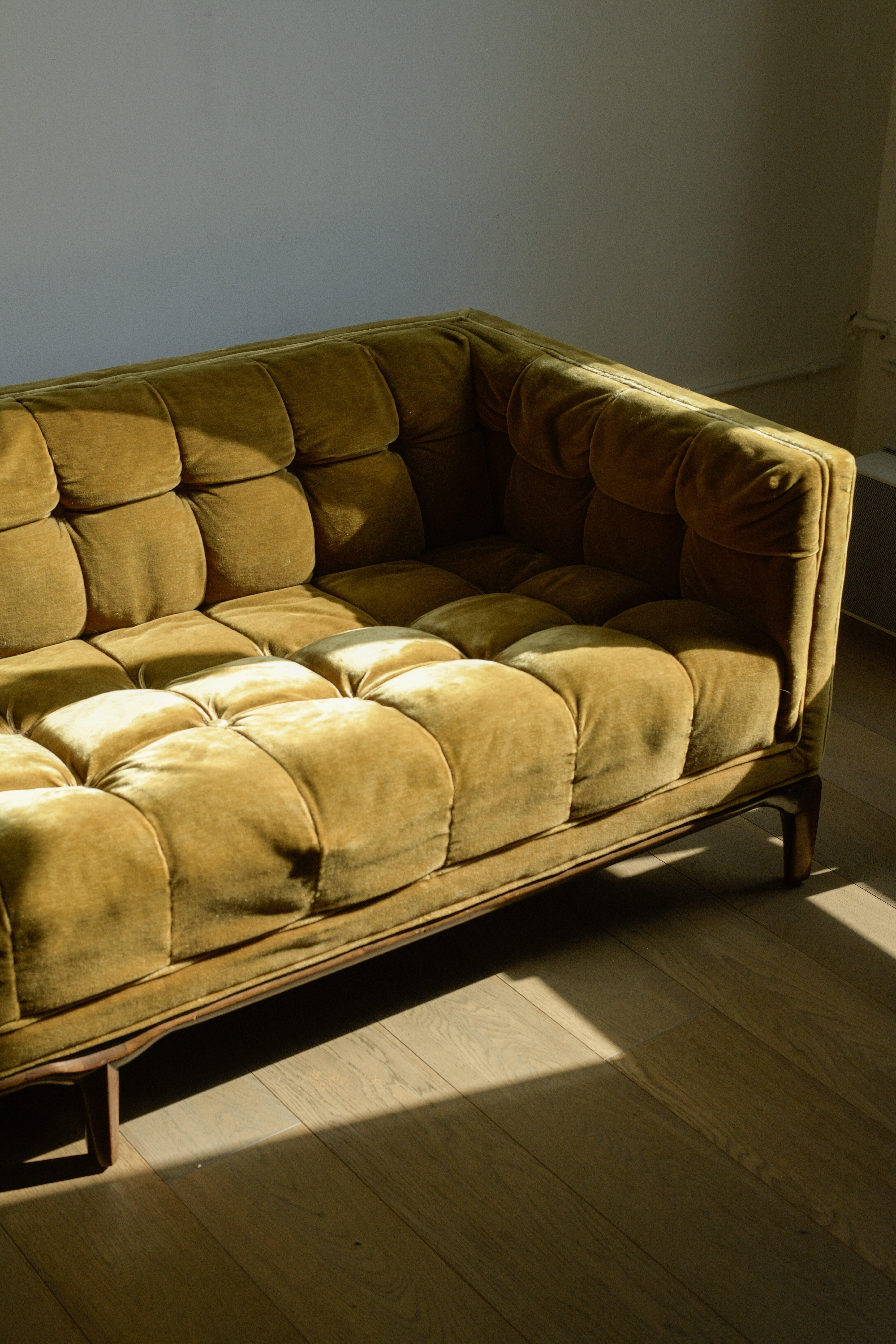 Divano in velluto schiacciato con inserti in biscuit di Maurice Bailey per Monteverdi-Young del 1960 in vendita 2