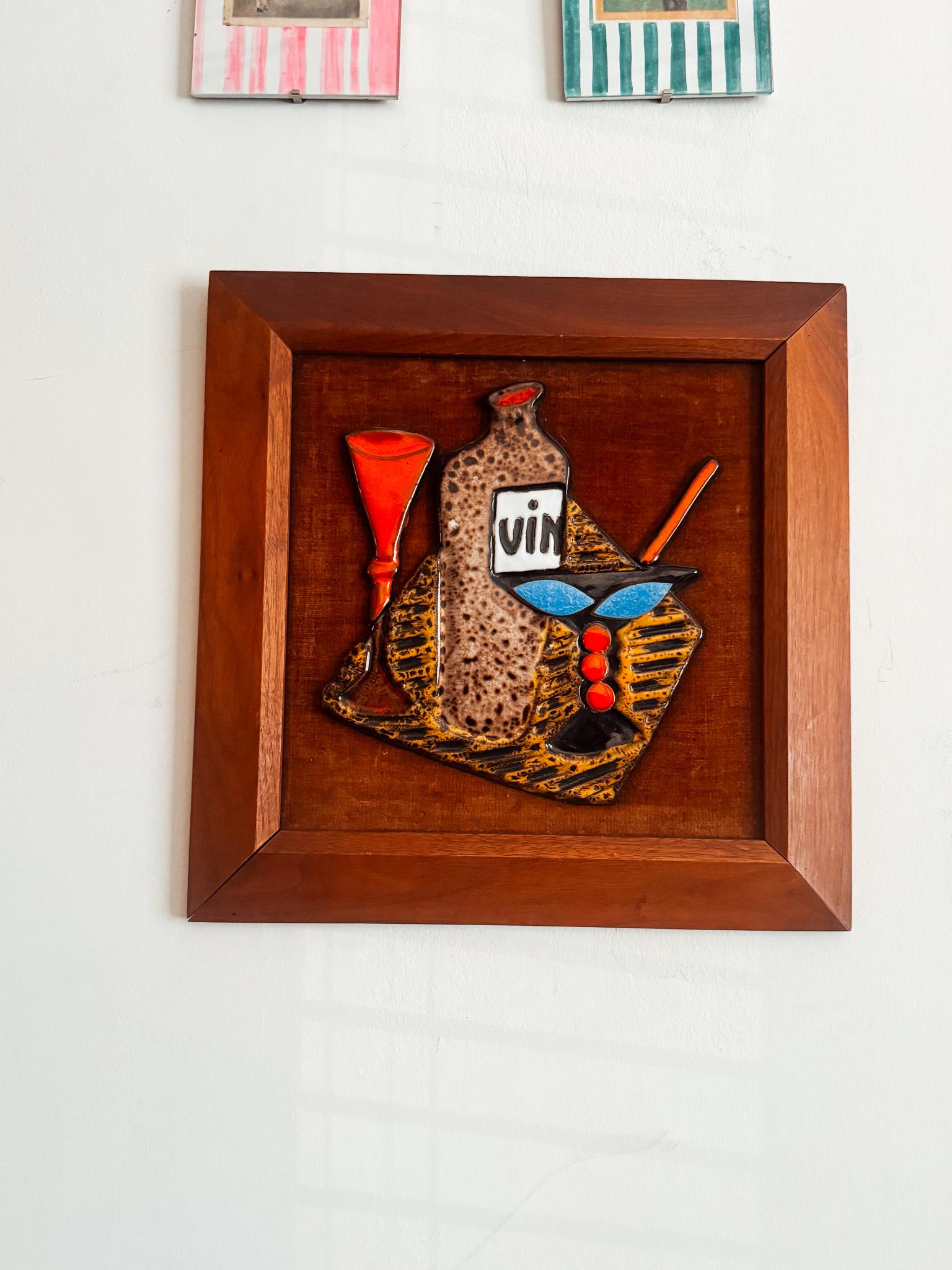 Rare et saisissante œuvre d'art mural du milieu du siècle de l'artiste céramiste canadien Maurice Chalvignac, datant des années 1960. Cette œuvre présente un relief en poterie sculpté à la main représentant une bouteille de vin étiquetée 
