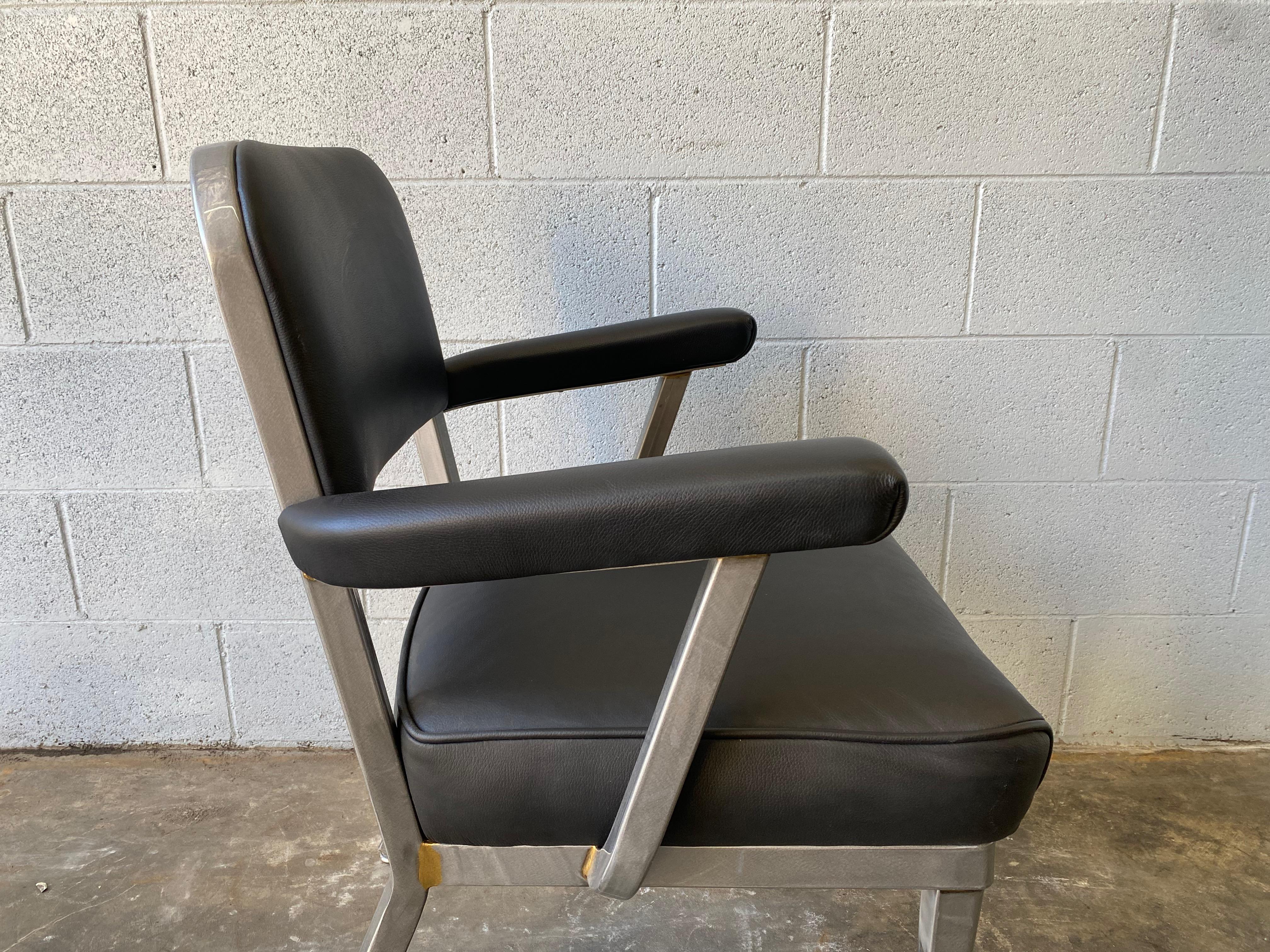 Coppia di poltrone di McDowell Craig degli anni '60. La base è in acciaio spazzolato e il rivestimento in pelle nera. Struttura sverniciata e laccata trasparente con nuovi cuscini in pelle nera. Un'aggiunta elegante a qualsiasi ufficio, camera da