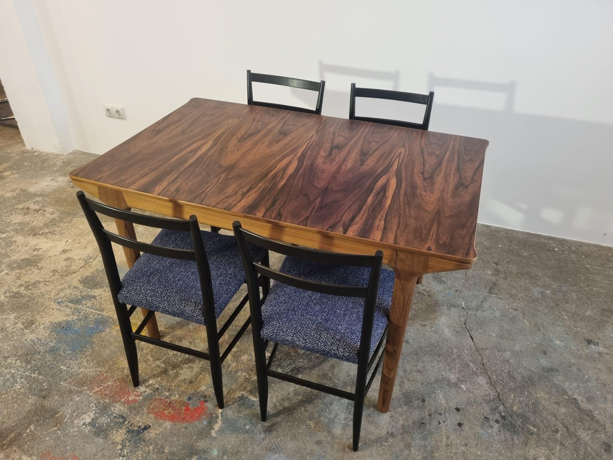 Ein atemberaubender ausziehbarer Vintage-Esstisch aus Palisanderholz, hergestellt von A.H. McIntosh, Schottland, und es stammt aus den 1960er Jahren. 

Wir haben ihn entlacken und neu polieren lassen, der Zustand ist durchweg hervorragend. Die Farbe