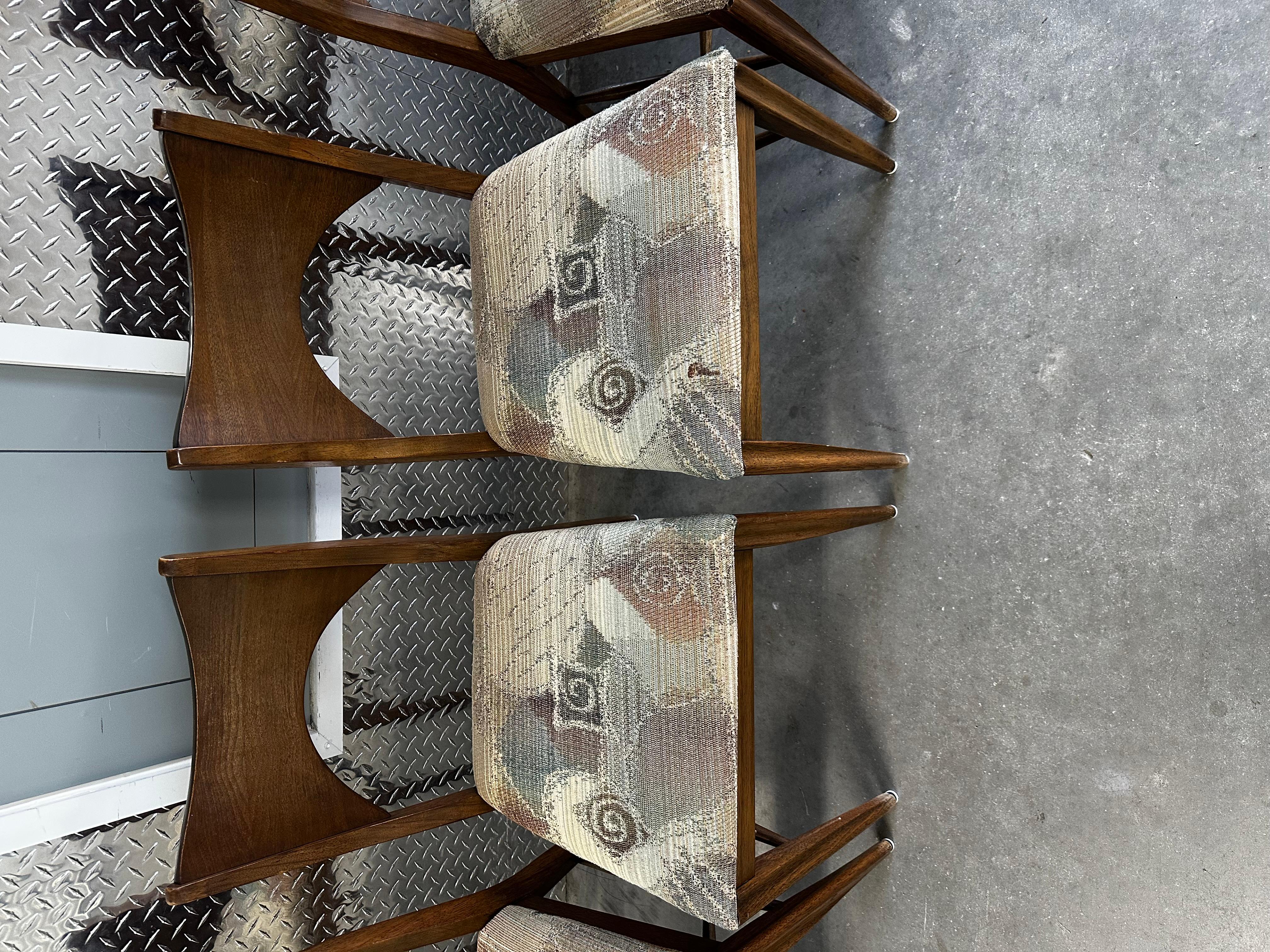 1960s MCM  Broyhill Saga Walnut Paul McCobb Style Dining Chairs, Set of 6 mediados del siglo XX en venta