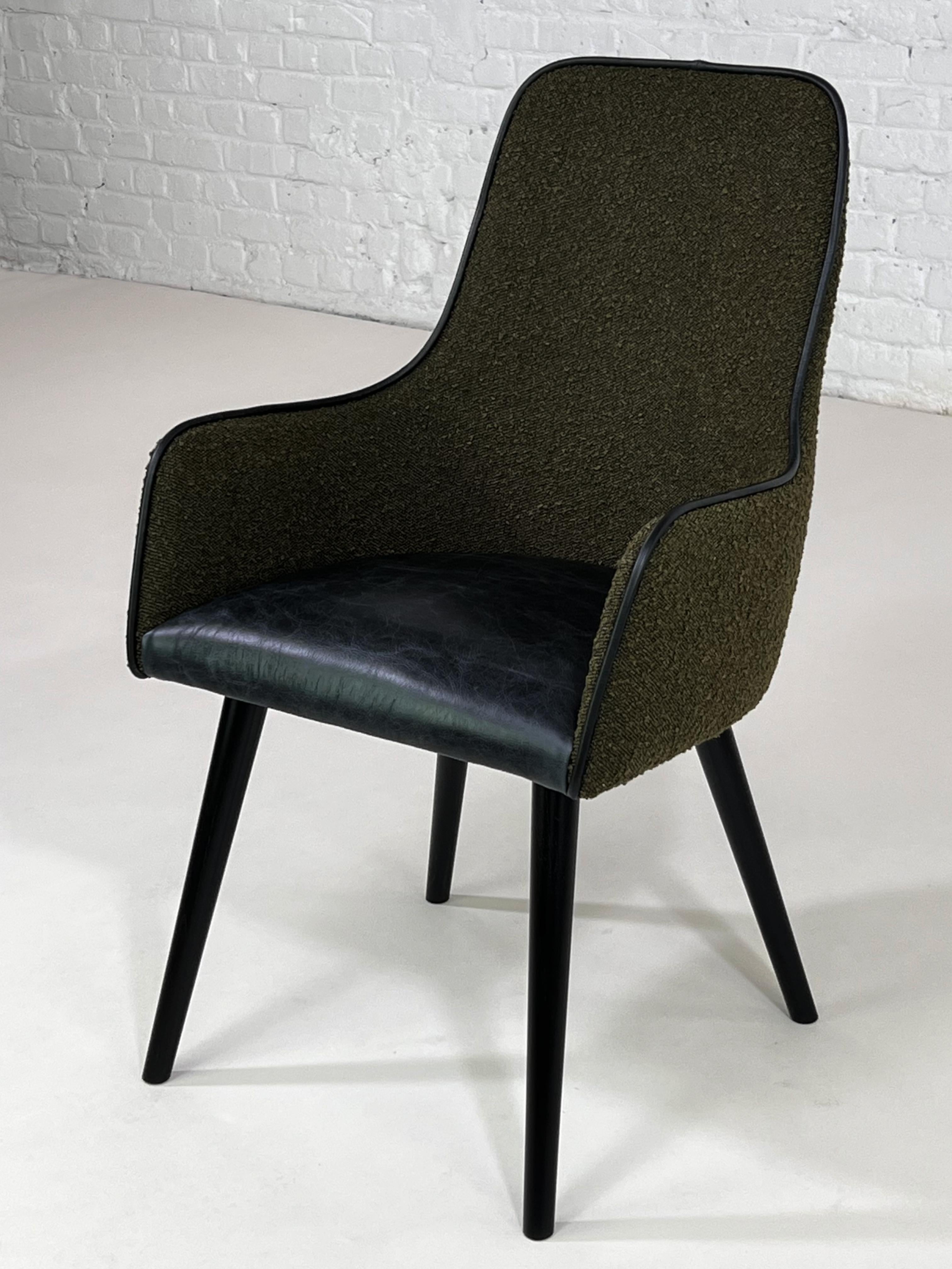 Mid-Century Modern Chaise en tissu bouclé vert et cuir noir de style MCM des années 1960  en vente