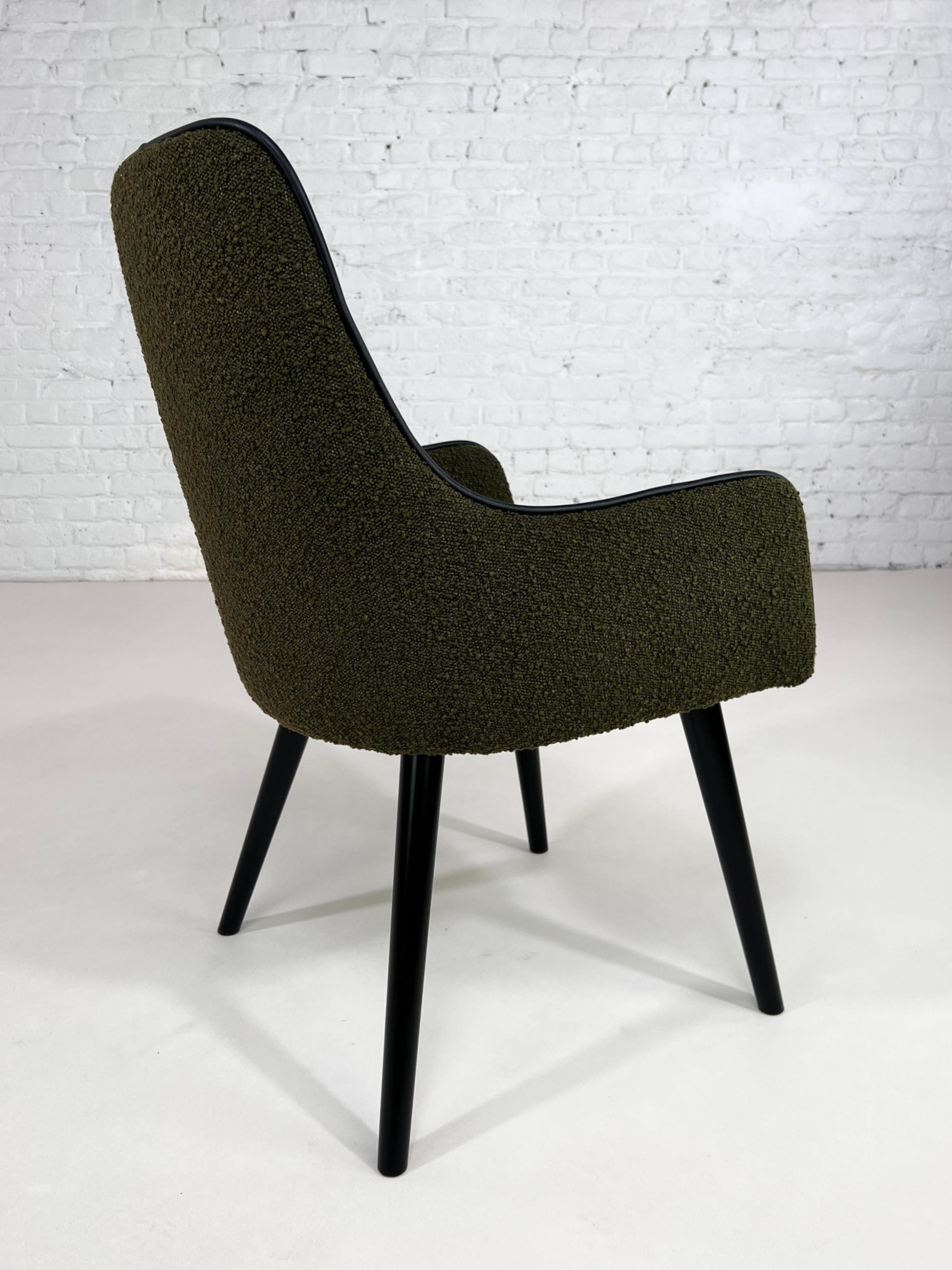 1960s MCM Design Style Green Bouclé Fabric and Black Leather Chair In New Condition For Sale In Tourcoing, FR