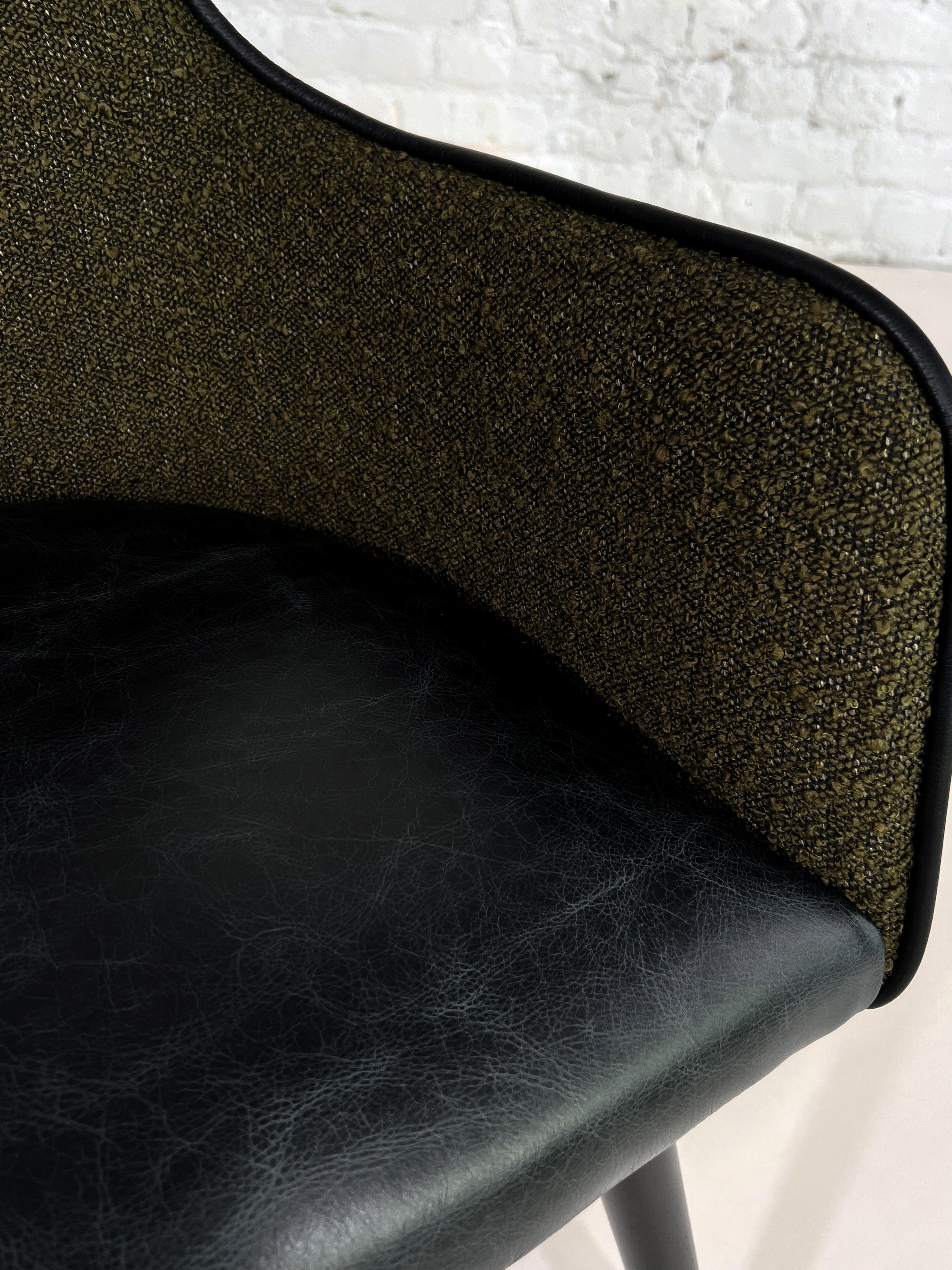 Chaise en tissu bouclé vert et cuir noir de style MCM des années 1960  en vente 1