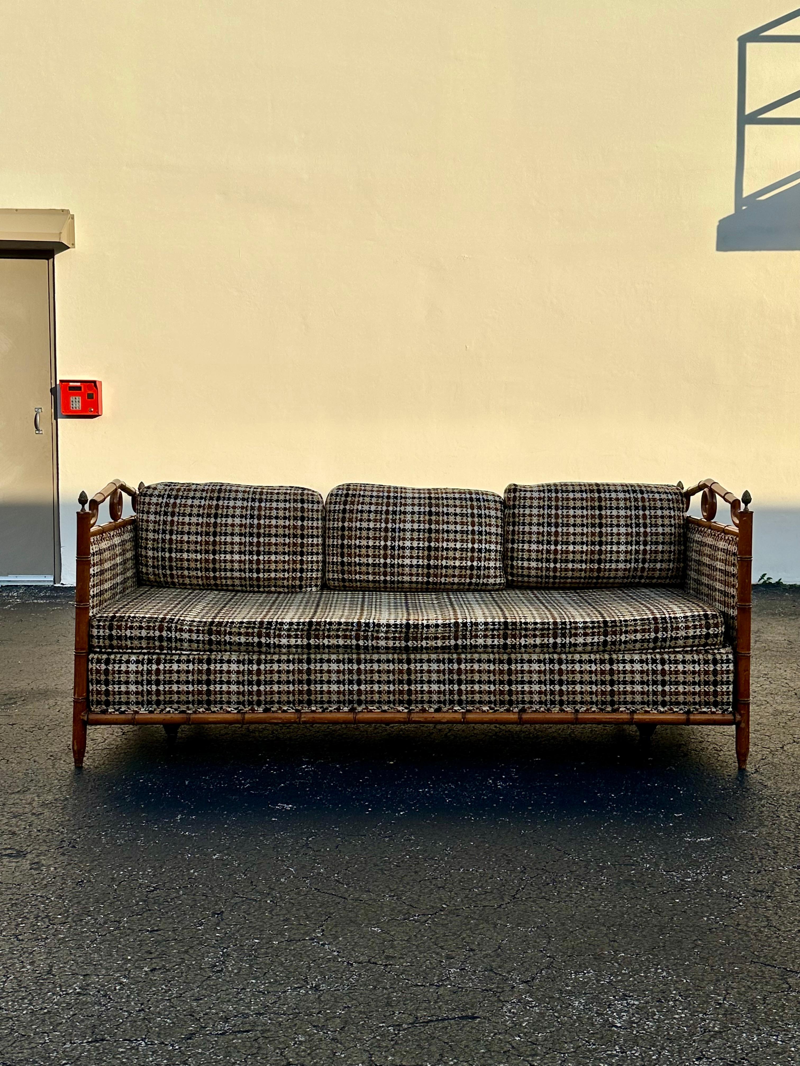 Américain 1960 - MCM Lit de jour à dossier Pagode en faux bambou Wood Wood en vente