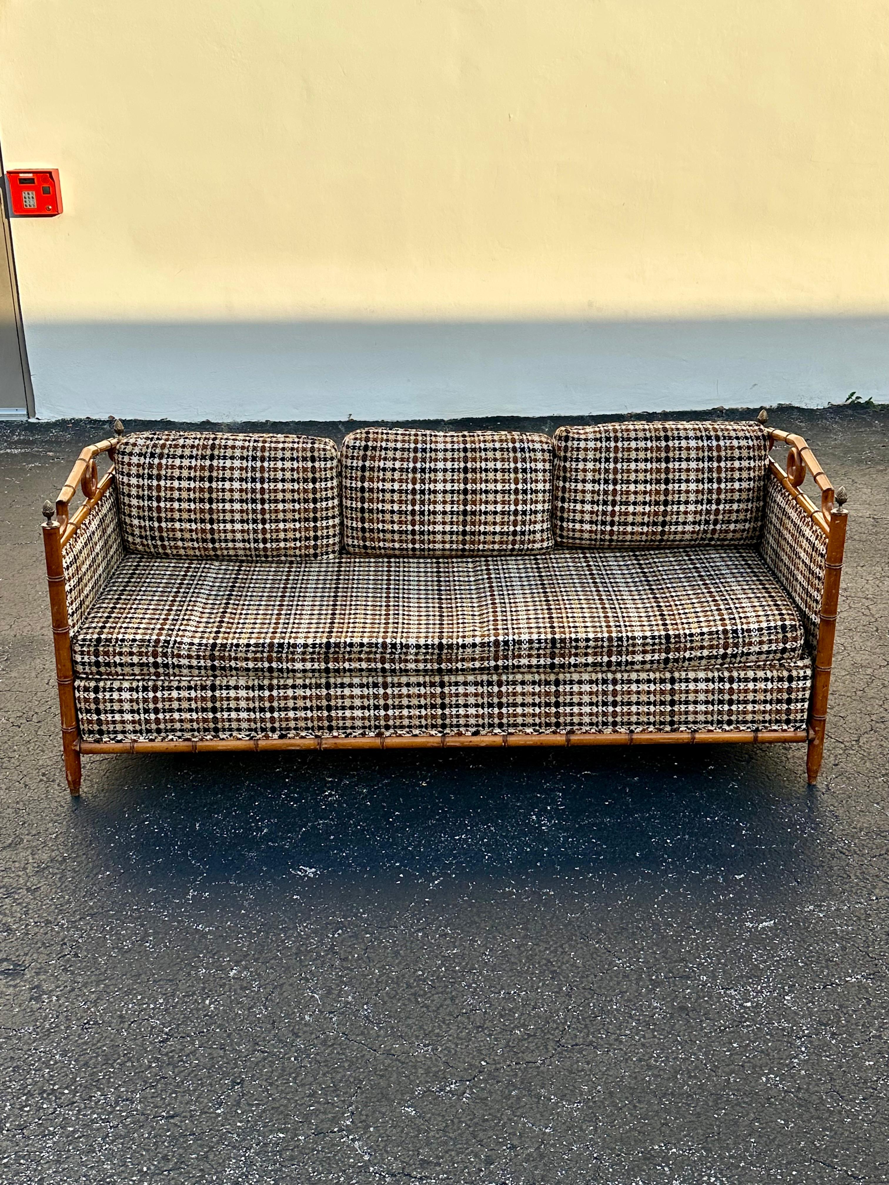 1960 - MCM Lit de jour à dossier Pagode en faux bambou Wood Wood Bon état - En vente à Fort Lauderdale, FL