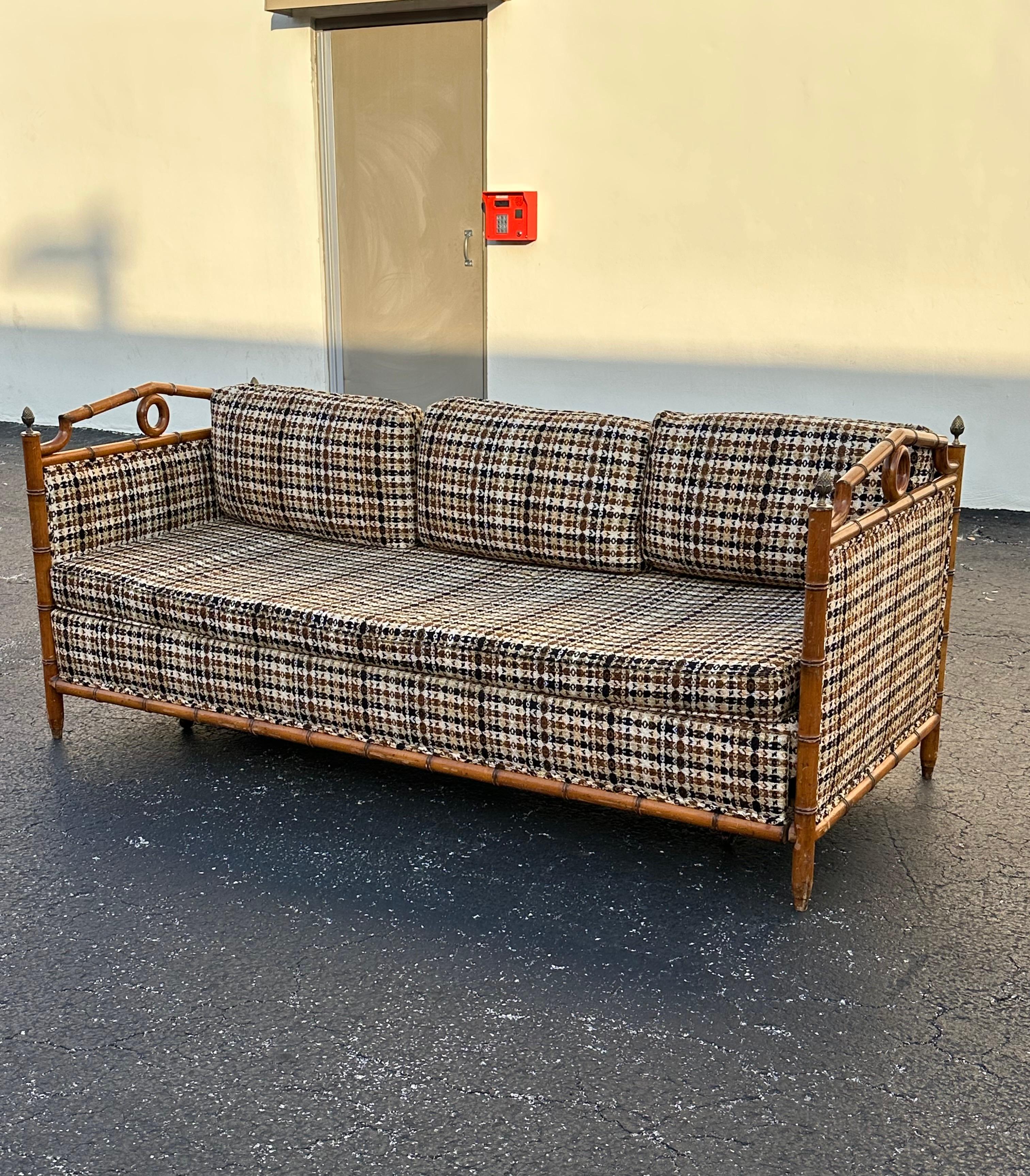 Milieu du XXe siècle 1960 - MCM Lit de jour à dossier Pagode en faux bambou Wood Wood en vente