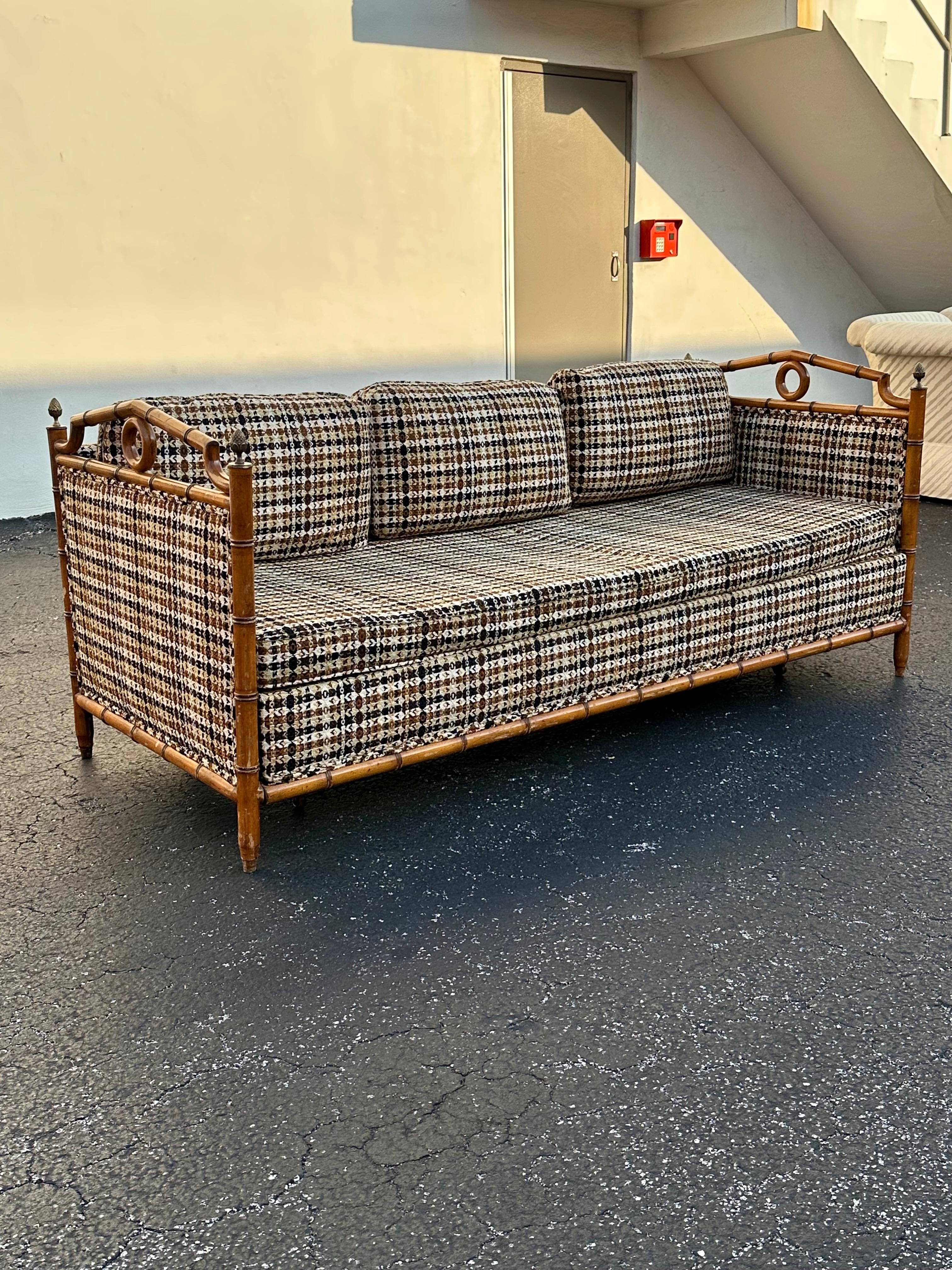 Laiton 1960 - MCM Lit de jour à dossier Pagode en faux bambou Wood Wood en vente