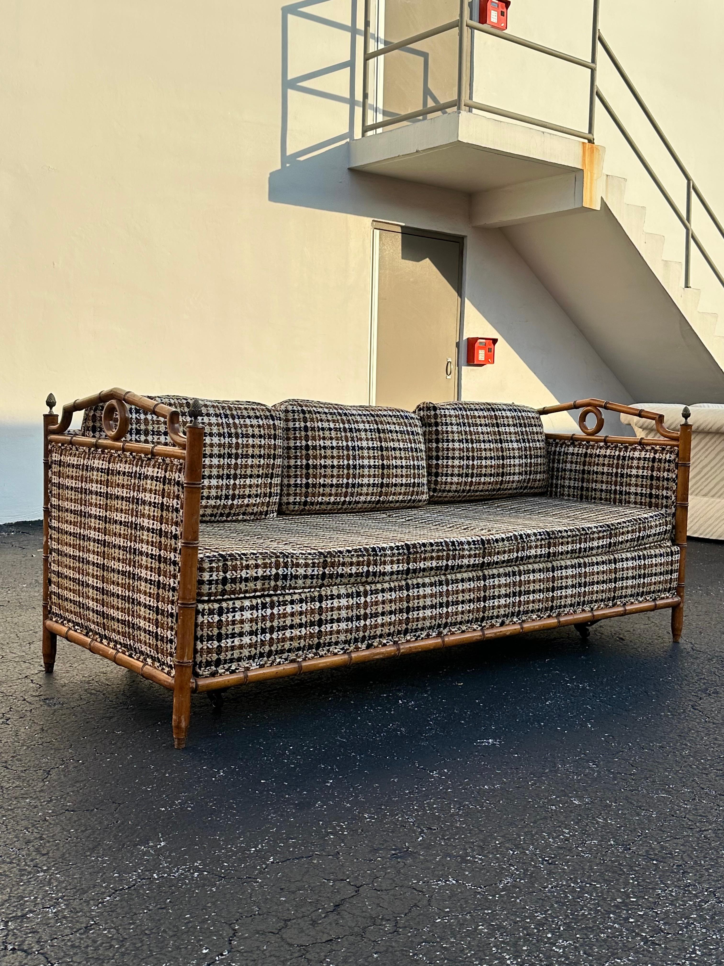 1960 - MCM Lit de jour à dossier Pagode en faux bambou Wood Wood en vente 1