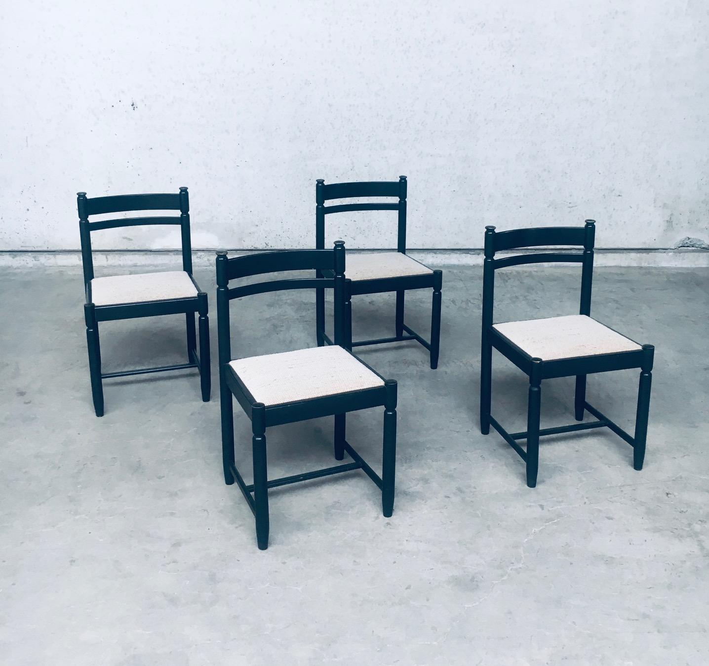 Vintage Midcentury Modern Italian Design Dining Chair Satz von 4, hergestellt in Italien 1960er / 70er Jahre.  Schwarz gebeiztes Buchenholzgestell mit wollbezogenem Sitz. In Anlehnung an die Stühle von Vico Magistretti Carimate Design. Diese sind