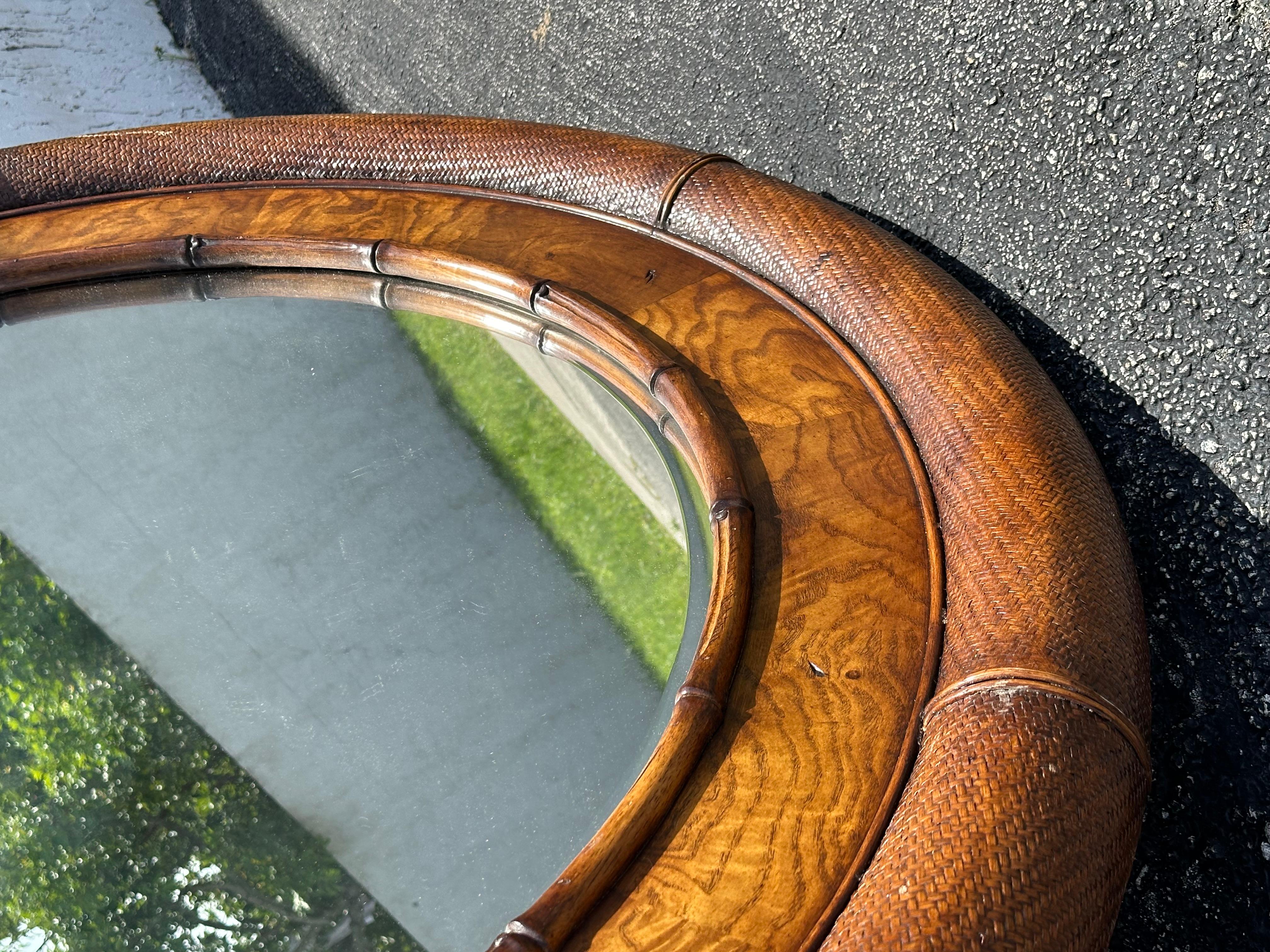 Miroir circulaire rond en bois de rotin MCM des années 1960 en vente 4