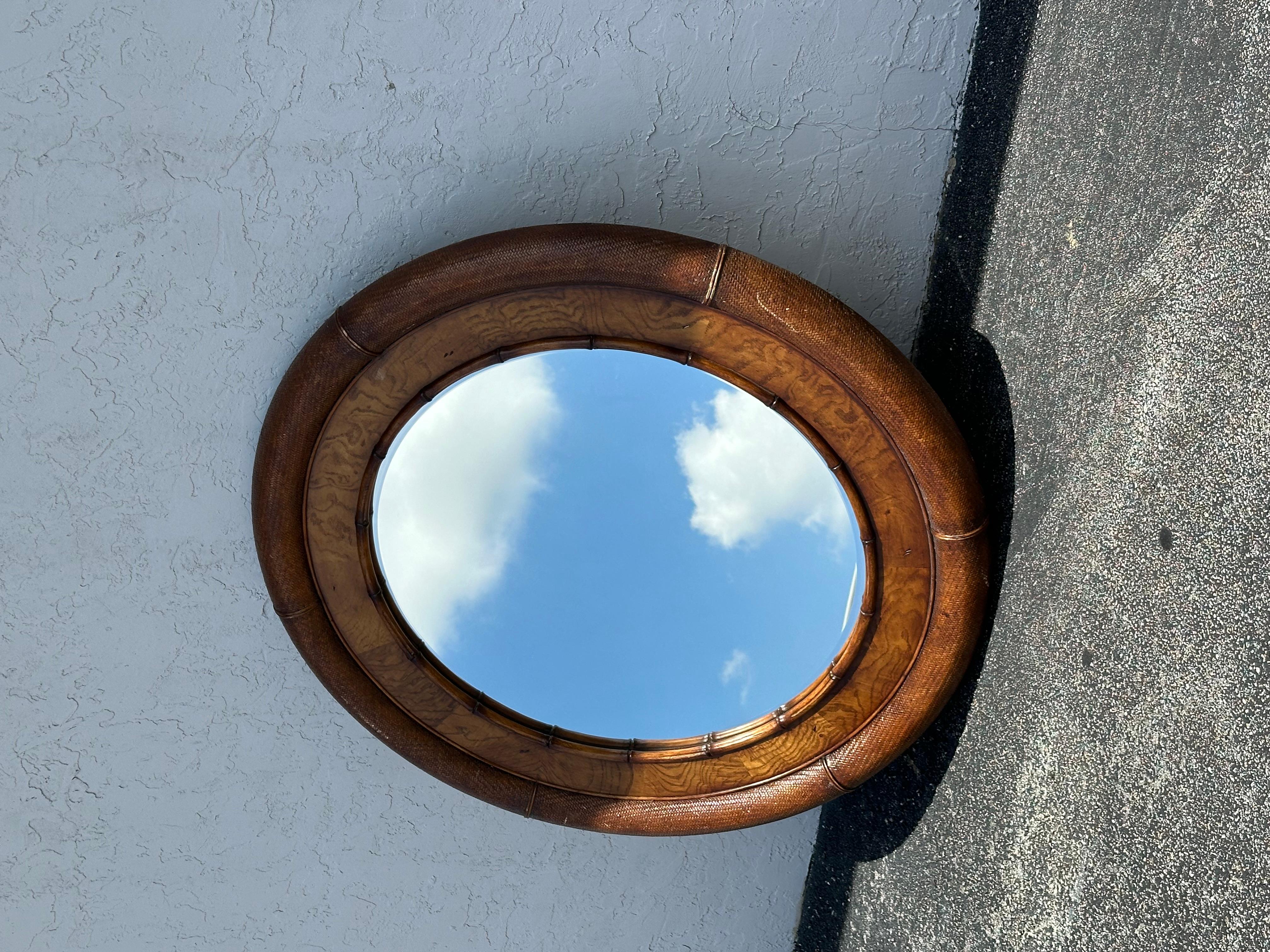 Ce miroir en faux bambou vous transporte dans les années 1940, où l'élégance et la sophistication étaient de mise. Le miroir ultra rare dégage un air de luxe et de raffinement. Le design est remarquable partout. Ces pièces sont produites et finies
