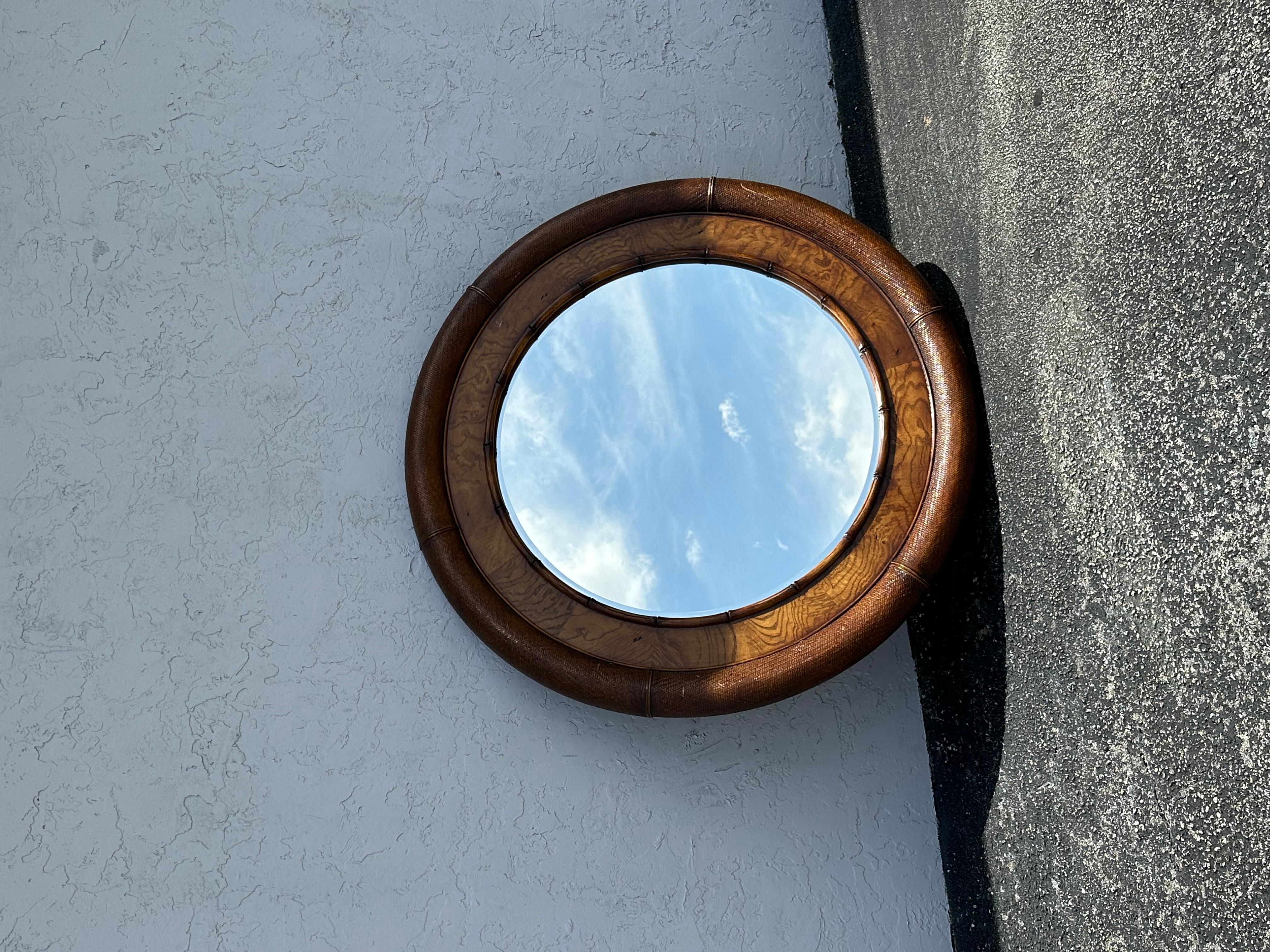 Mid-Century Modern Miroir circulaire rond en bois de rotin MCM des années 1960 en vente
