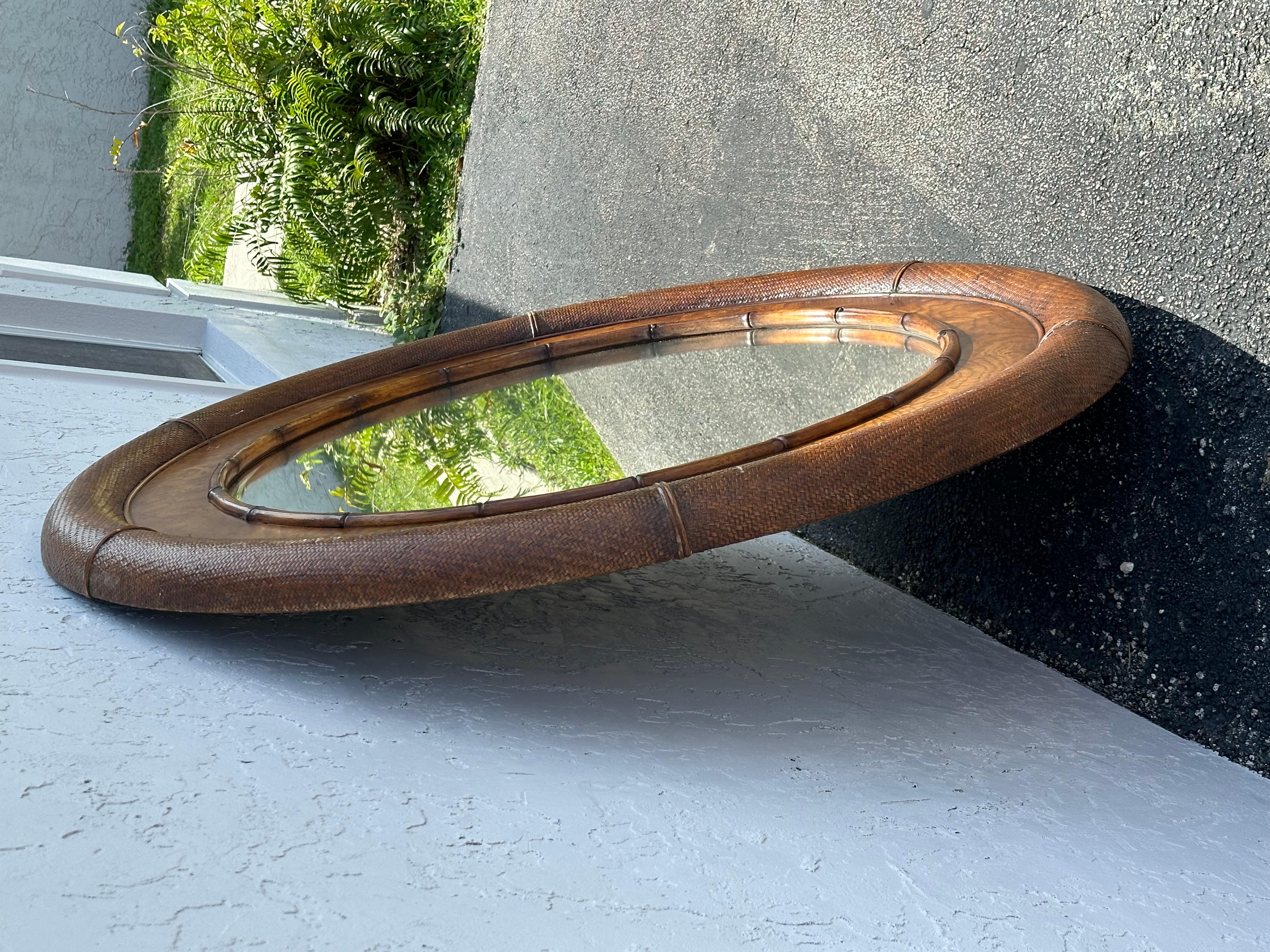 Miroir circulaire rond en bois de rotin MCM des années 1960 en vente 1