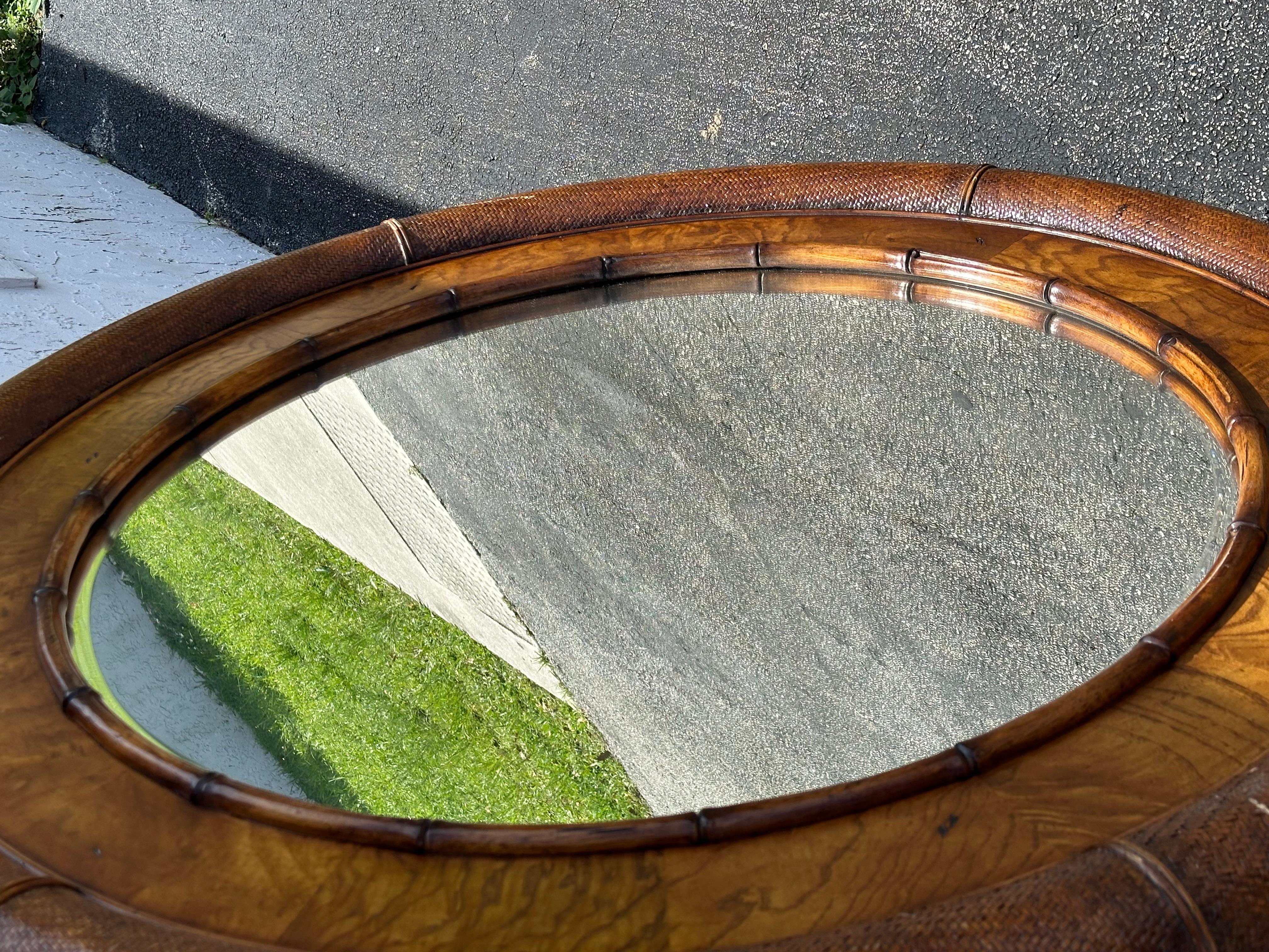 Miroir circulaire rond en bois de rotin MCM des années 1960 en vente 2