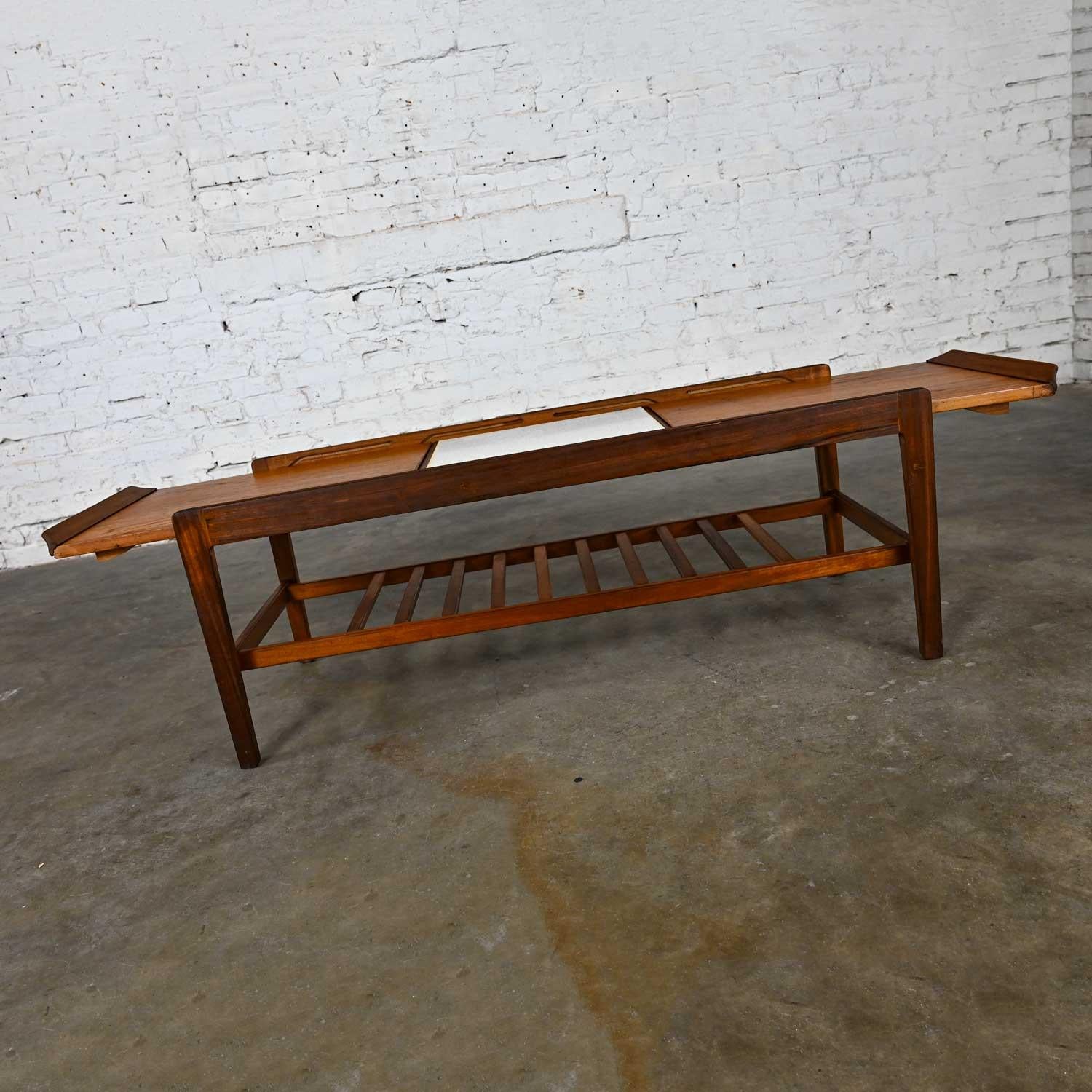20ième siècle Table basse à rallonge en teck style moderne scandinave des années 1960 Att Remploy en vente