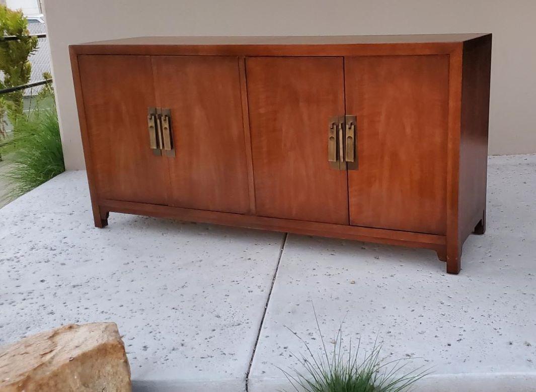 1960s MCM Walnut Buffet Sideboard Credenza by Heritage for JH Biggar Pasadena Ca In Good Condition In Monrovia, CA