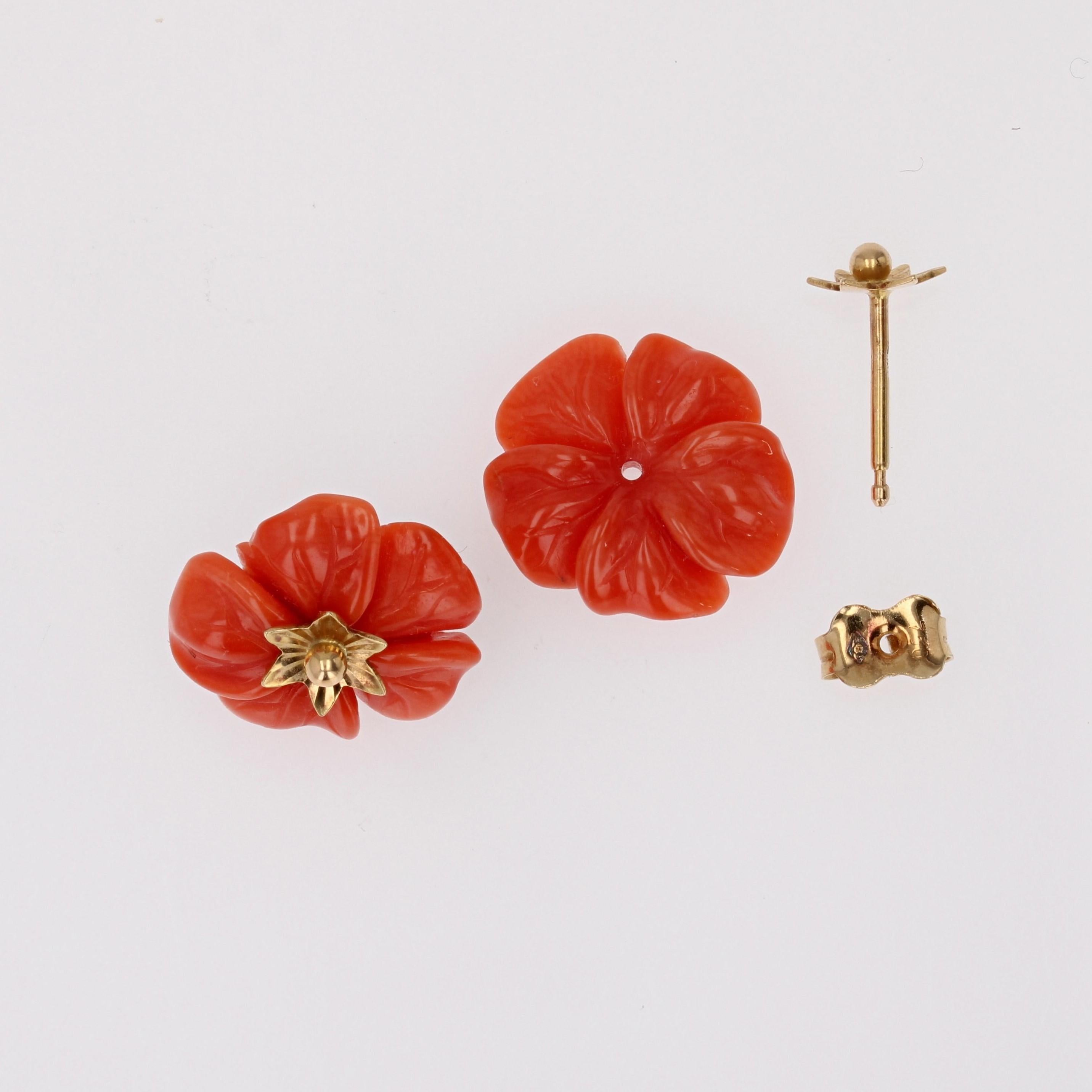 Mixed Cut 1960s Mediterranean Coral 18 Karat Yellow Gold Flower Stud Earrings For Sale