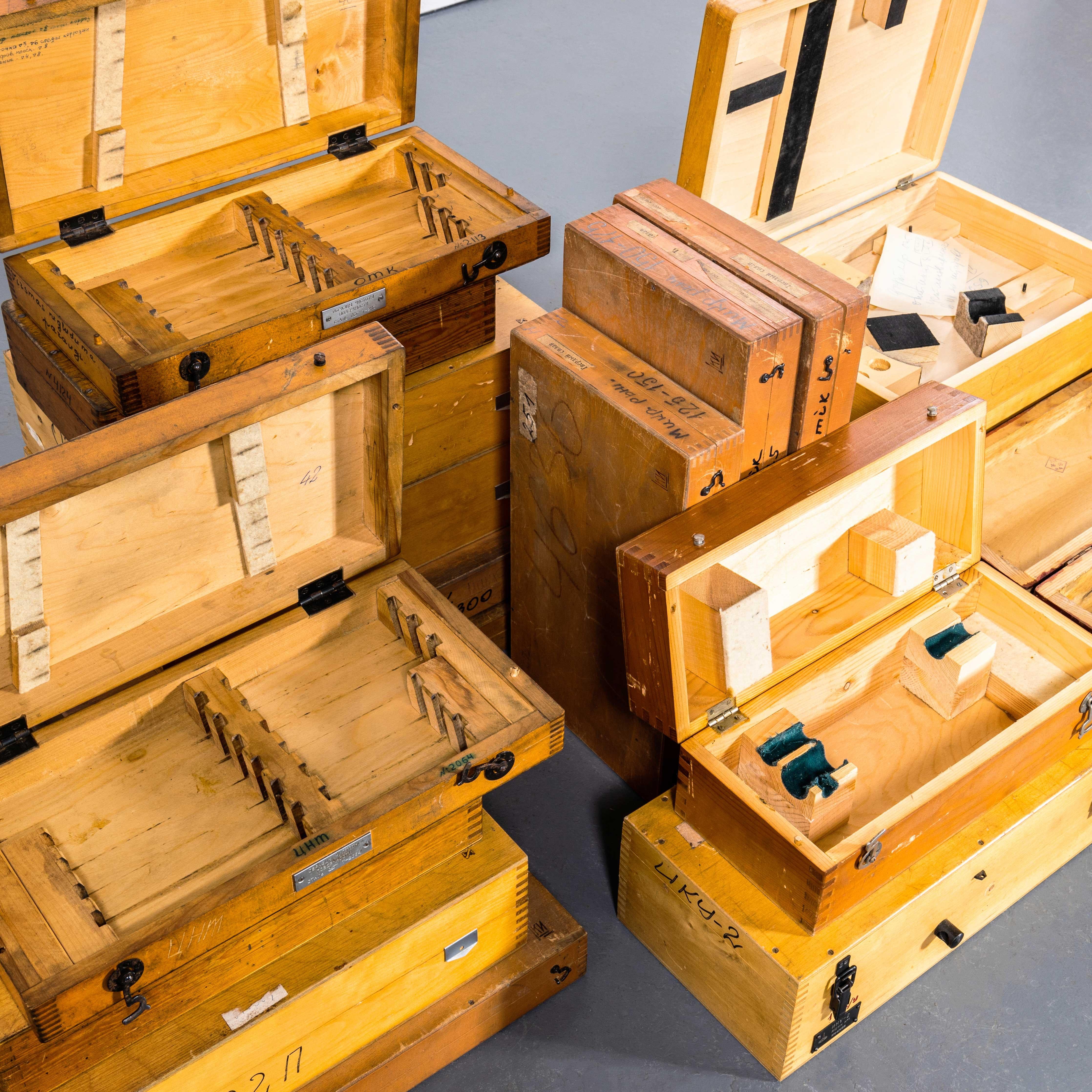 Cajas de material científico industrial de tamaño medio de los años 60 - Caja individual mediados del siglo XX en venta