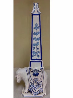 Paire d'obélisques bleu et blanc éléphants en terre cuite, Meiselman Imports, années 1960