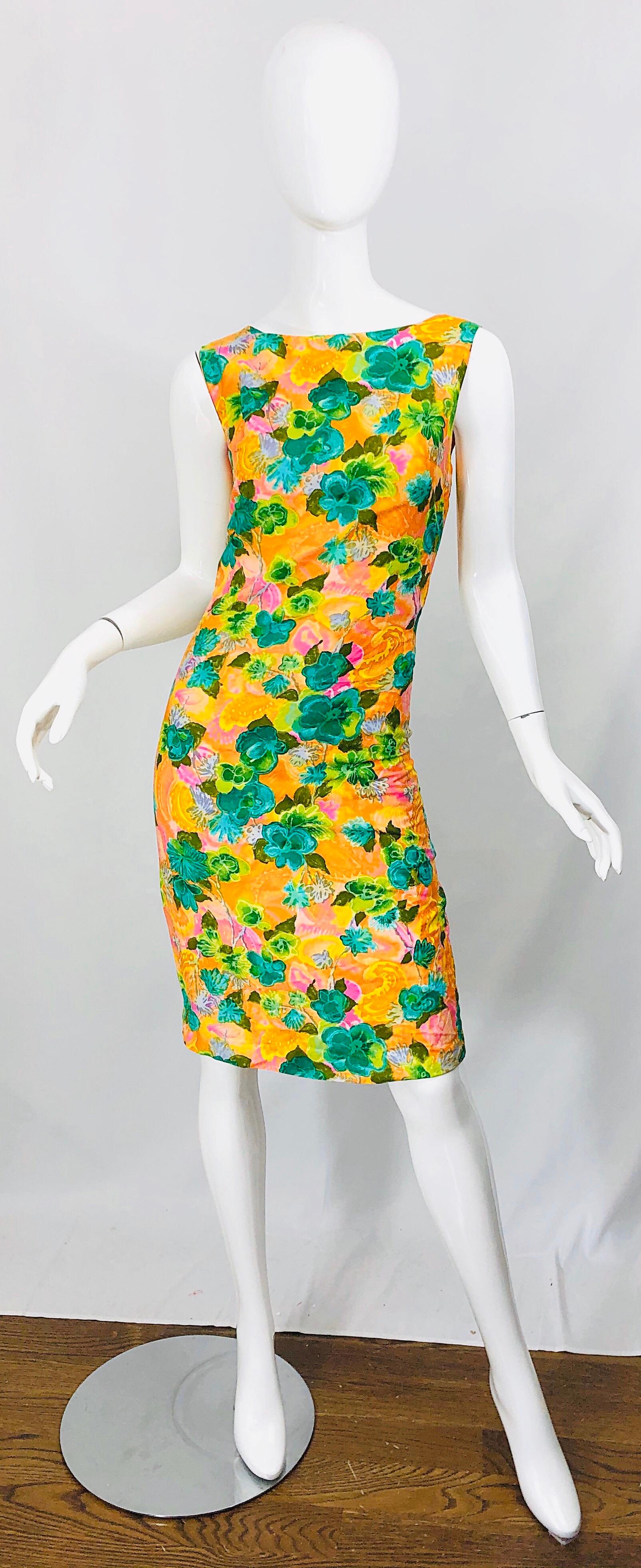 Jaune Melo of California - Robe fourreau vintage à imprimé de fleurs orange, vert et rose, années 1960 en vente