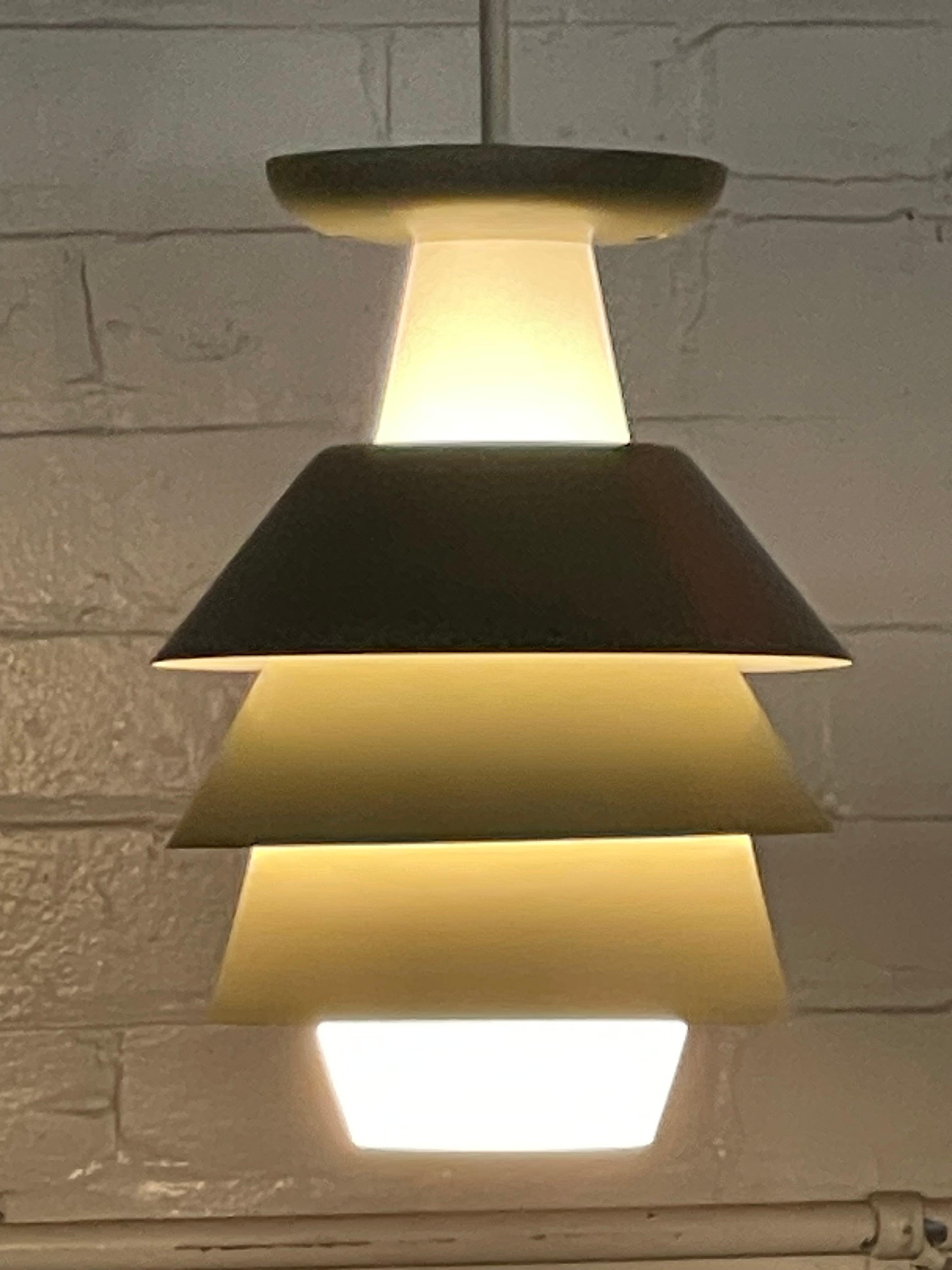 Luci a sospensione ad anello 'Saturno' in metallo verniciato e vetro smerigliato degli anni '60, dopo Fog and Morup. Colori e toni sorprendenti. Design classico e modernista. Prezzo per lampada. 
