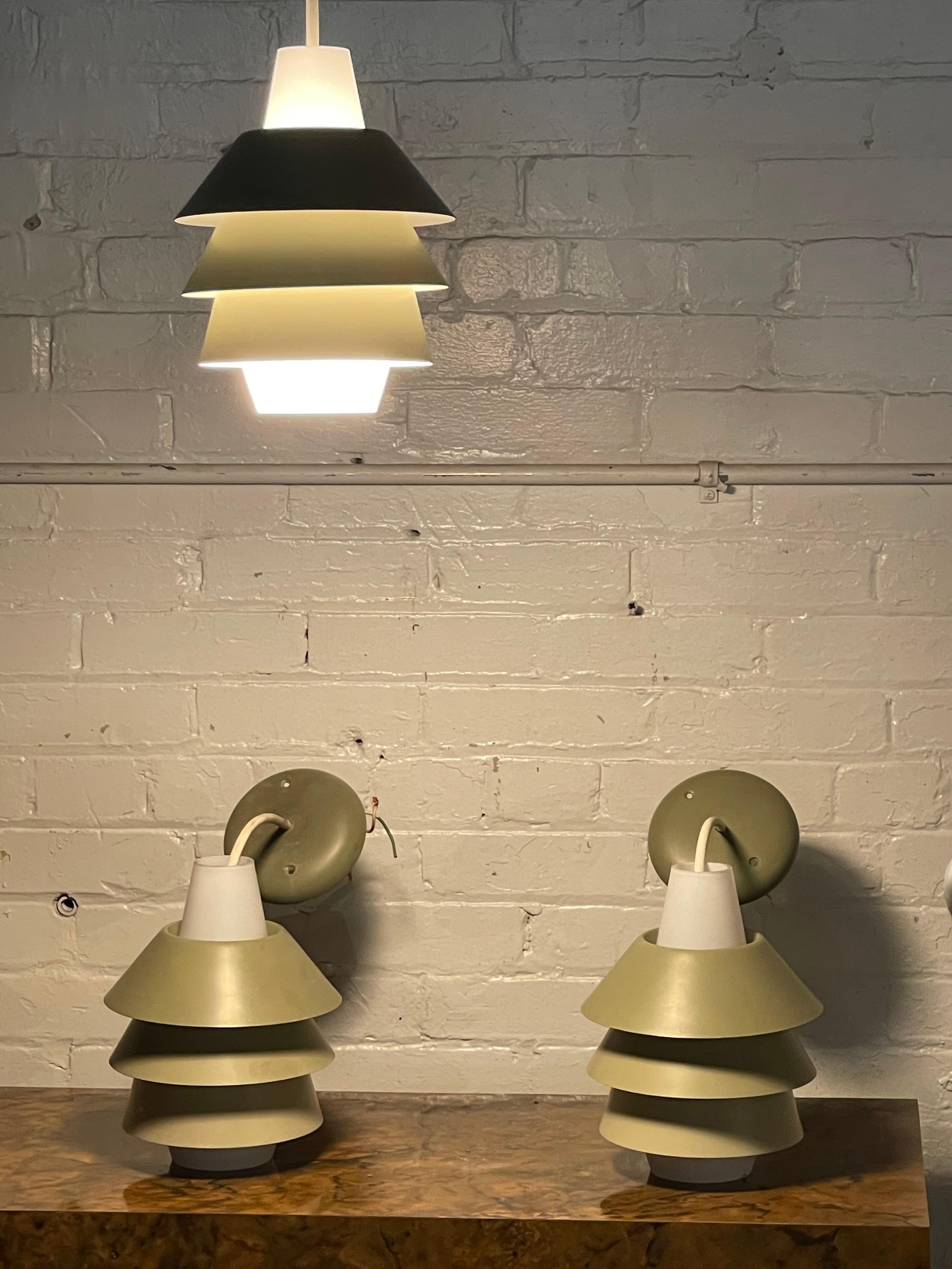 Mid-Century moderno Luci a sospensione ad anello 'Saturno' in metallo e vetro del 1960 , Fog and Morup in vendita