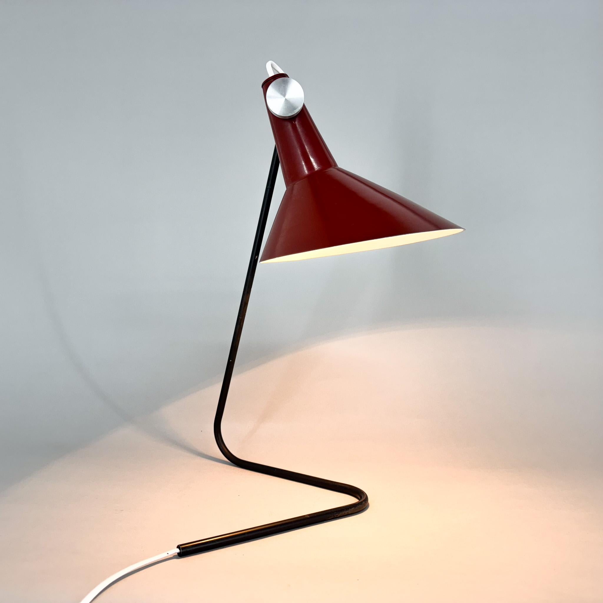 Vintage Metall Tischlampe mit verstellbarem Lampenschirm. Entworfen vom berühmten Josef Hurka für Kovona in der ehemaligen Tschechoslowakei in den 1960er Jahren. Typ ST30. Glühbirne 1 x E26 - E27. Inklusive US-Adapter.
