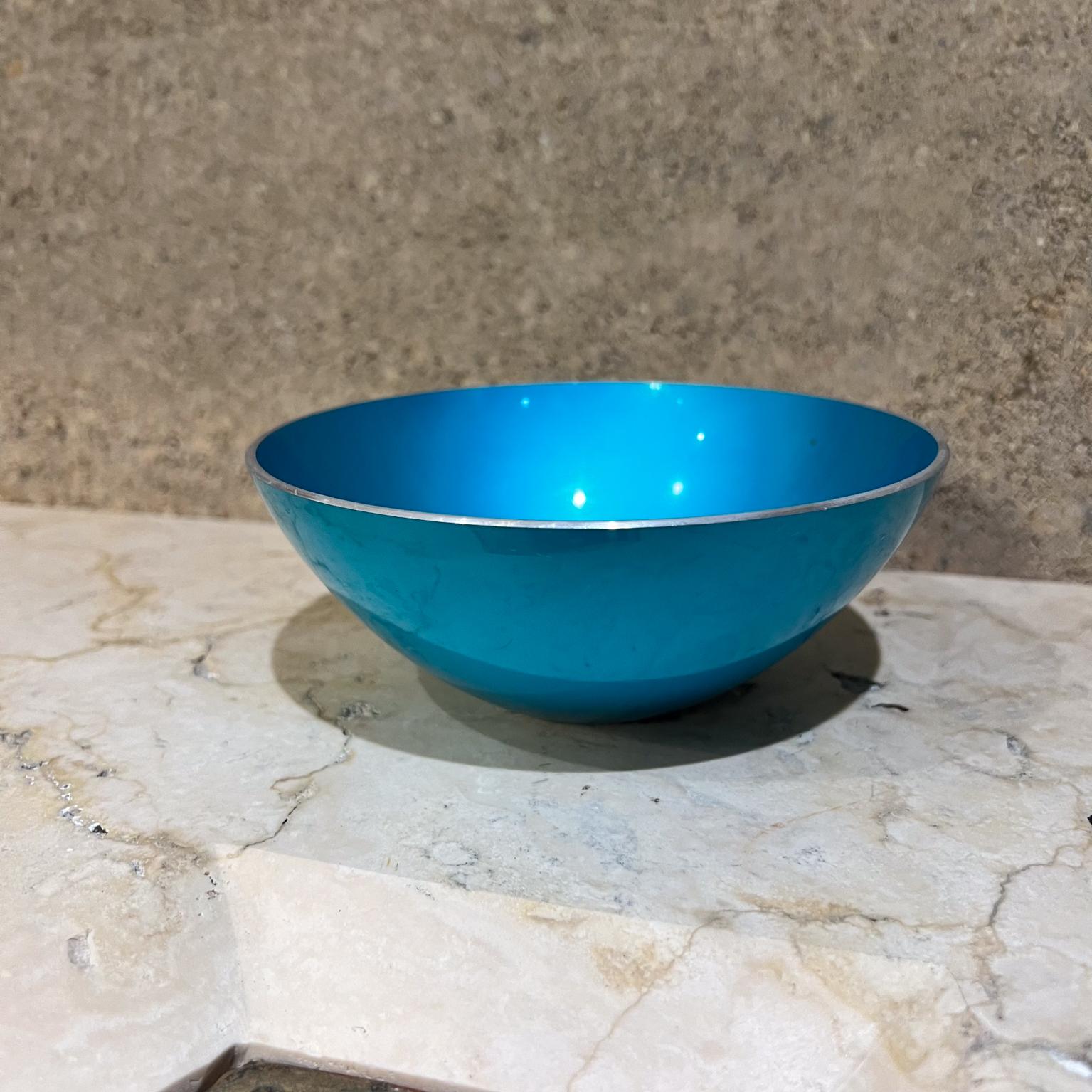 1960 Emalox Aqua Aluminum Enamel Bowl Dish
Fabriqué en Norvège MCM
2,25 h x 6 diamètre
État vintage d'occasion
Se référer aux images