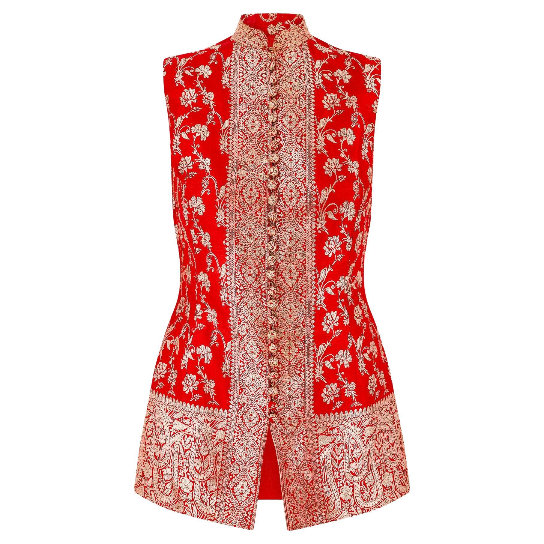 Manteau indien métallisé des années 1960, or et soie rouge