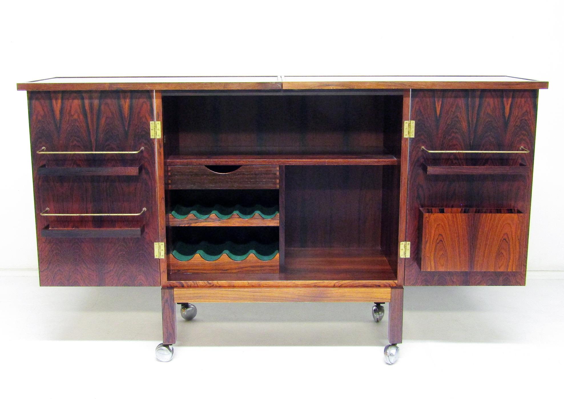 1960s Metamorphic Dry Bar in Rosewood by Torbjorn Afdal In Good Condition In Shepperton, Surrey
