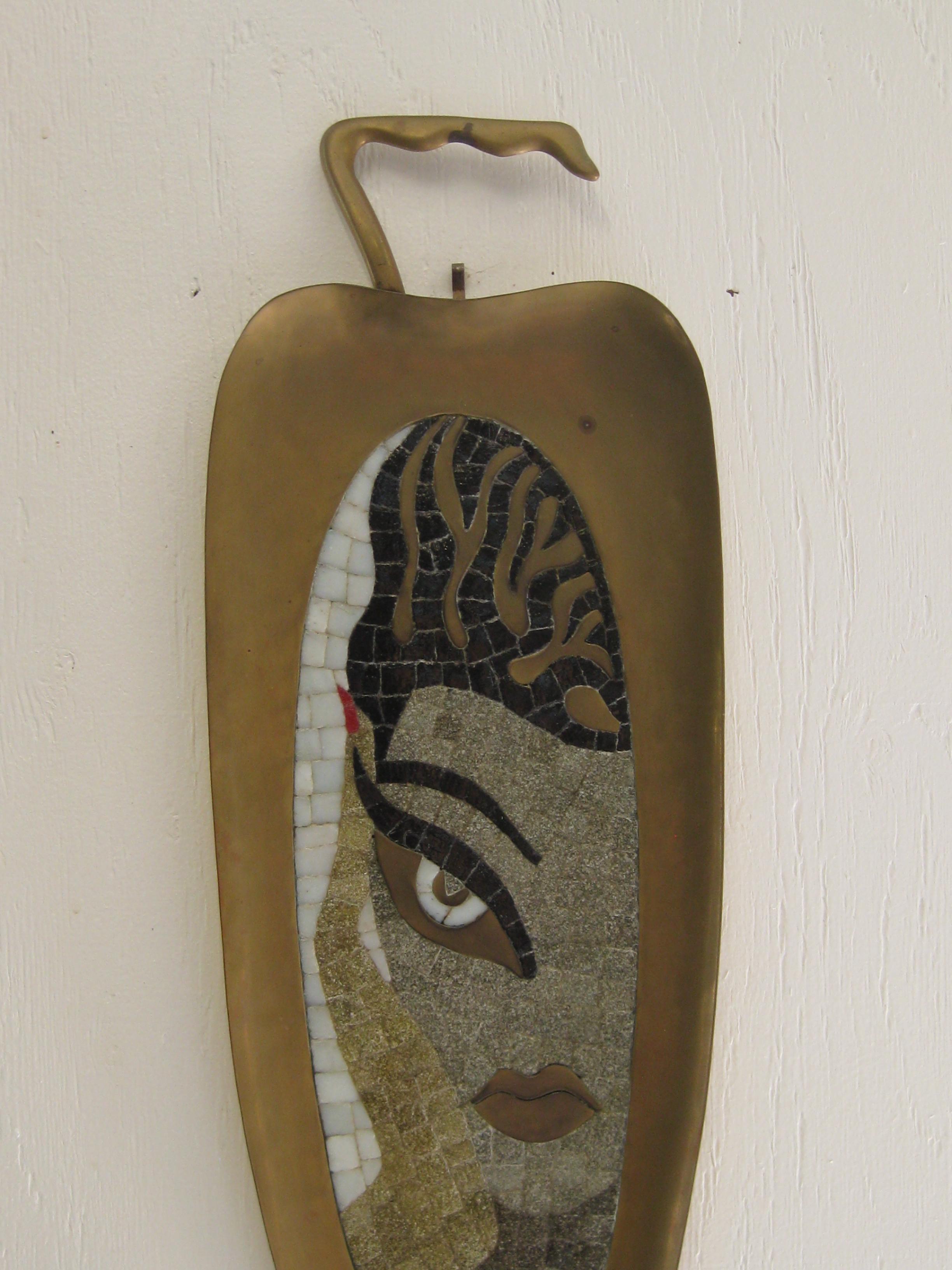 Feines Mosaik-Tablett von Salvador Teran aus Mexiko aus den 1960er Jahren. Deign ist das Gesicht einer Frau. Wunderschönes abstraktes Design und Form. Die Messingplakette hat eine wunderbare Patina und kann auf Wunsch poliert werden. Auf der