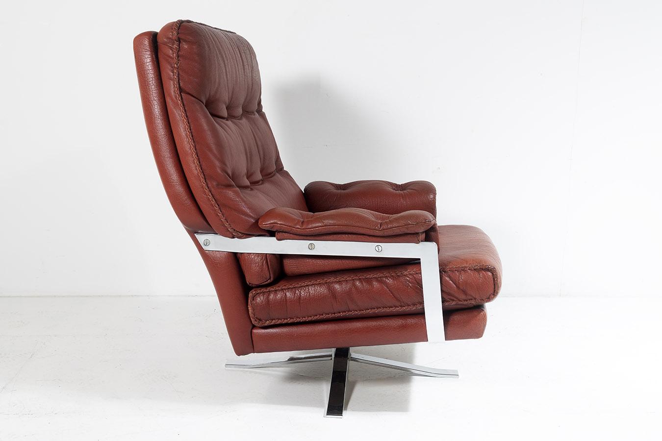 1960s Mid Centry Burnt Orange Brown Leather Swivel Chair in style of Arne Norell In Good Condition For Sale In Llanbrynmair, GB
