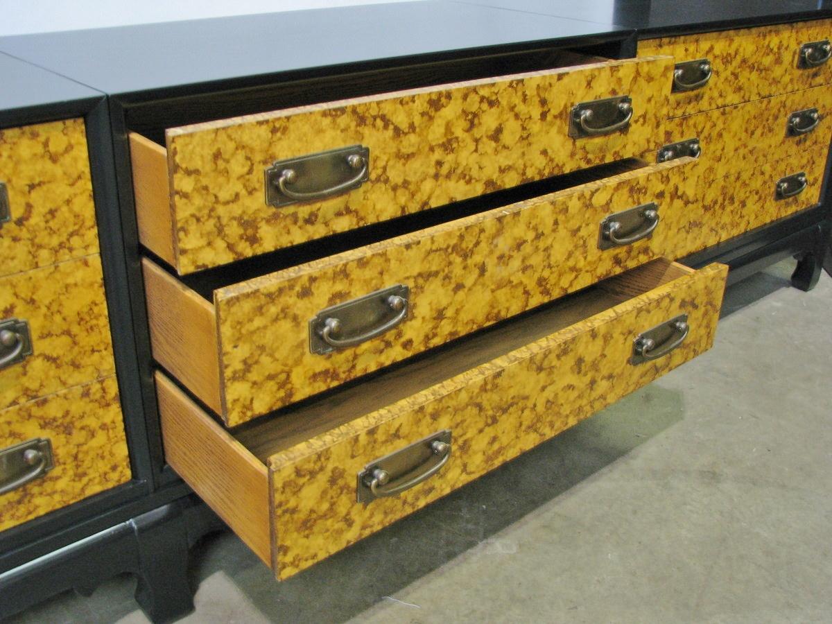 1960s Mid-Century 3-Part Credenza on Base; Painted Faux Tortoiseshell Fronts im Zustand „Gut“ im Angebot in Geneva, IL