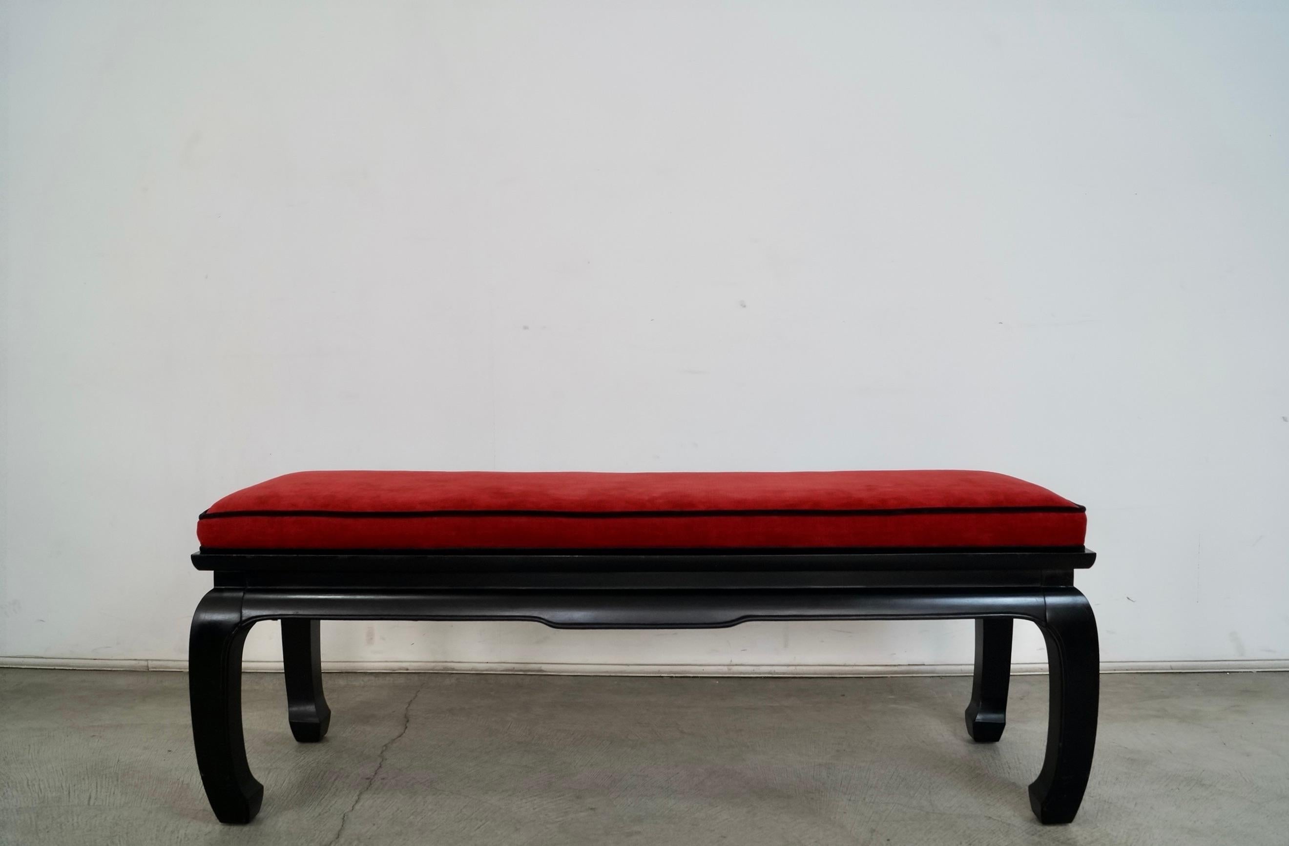Panchina vintage Midcentury Modern in vendita. Originale degli anni '60, ha un design alla maniera di James Mont. È in ottime condizioni e ha una struttura in legno massiccio rifinita in lacca nera. L'imbottitura è in vellutino rosso, piacevole e