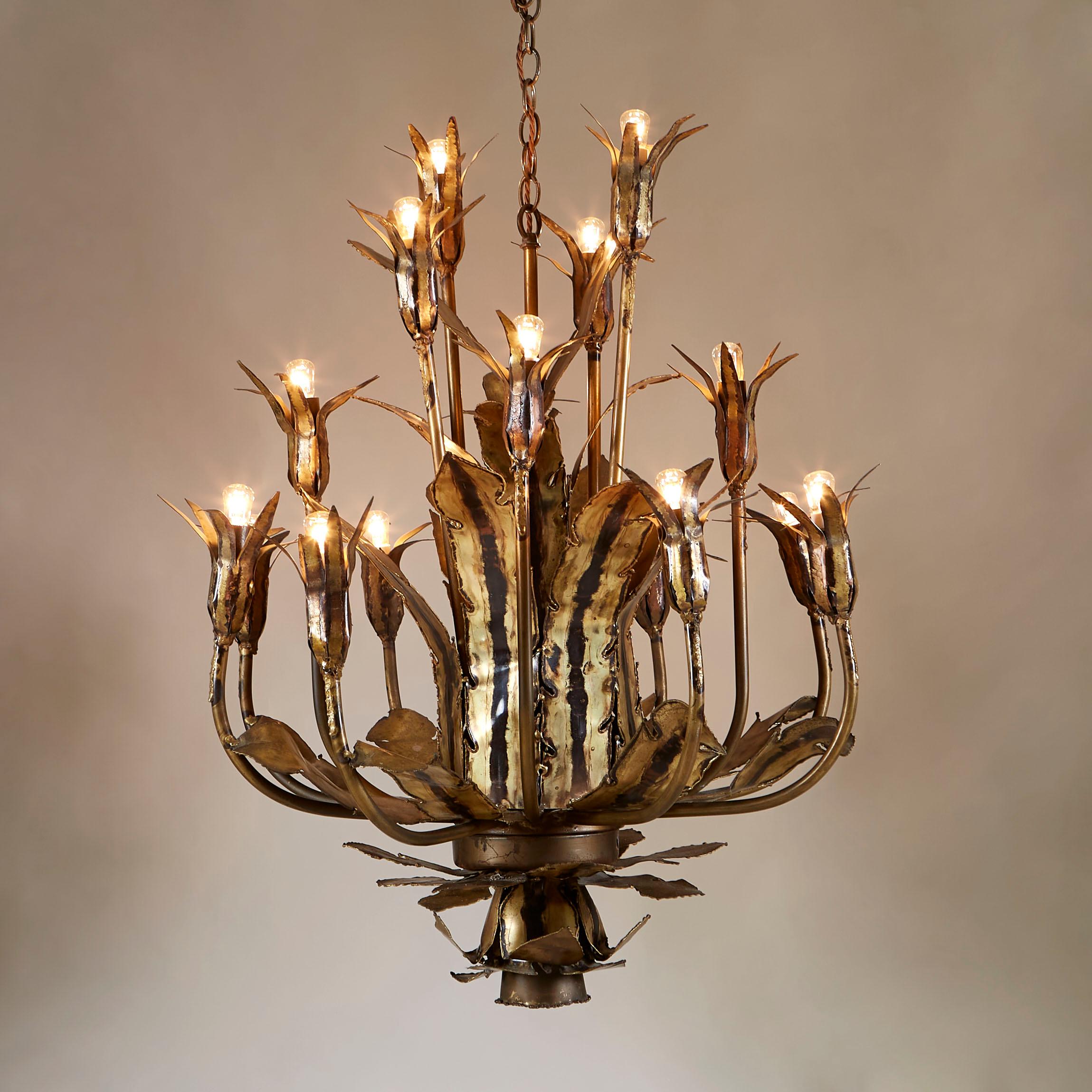 Impressionante lampadario in ottone patinato e tagliato a cannello di Tom Greene & Greene per Feldman. Un'opera d'arte, questo pezzo di metà secolo racchiude l'approccio scultoreo brutalista di Greene & Greene con un design floreale più morbido. 16